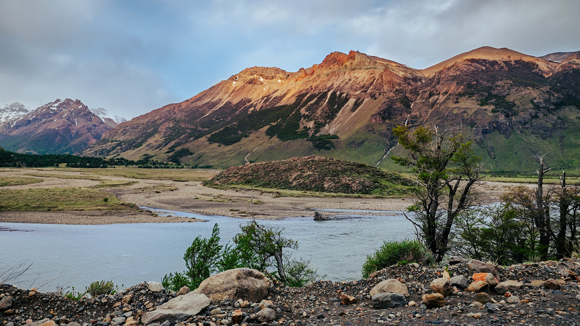 Atardecer sobre el Rio Las Vueltas, El Chalten, Santa Cruz, Argentina
