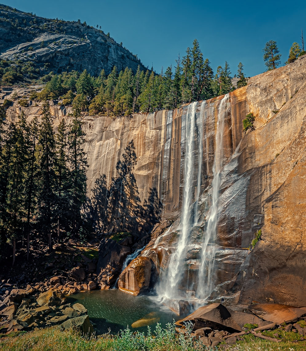 (EN) Vernal Fall is a 317-foot waterfall on the Merced River just downstream of Nevada Fall in Yosemite National Park, California, USA.(ES) Vernal Fall es una cascada de 97 metros en el río Merced, aguas abajo de Nevada Fall en el Parque Nacional Yosemite, California, Estados Unidos.