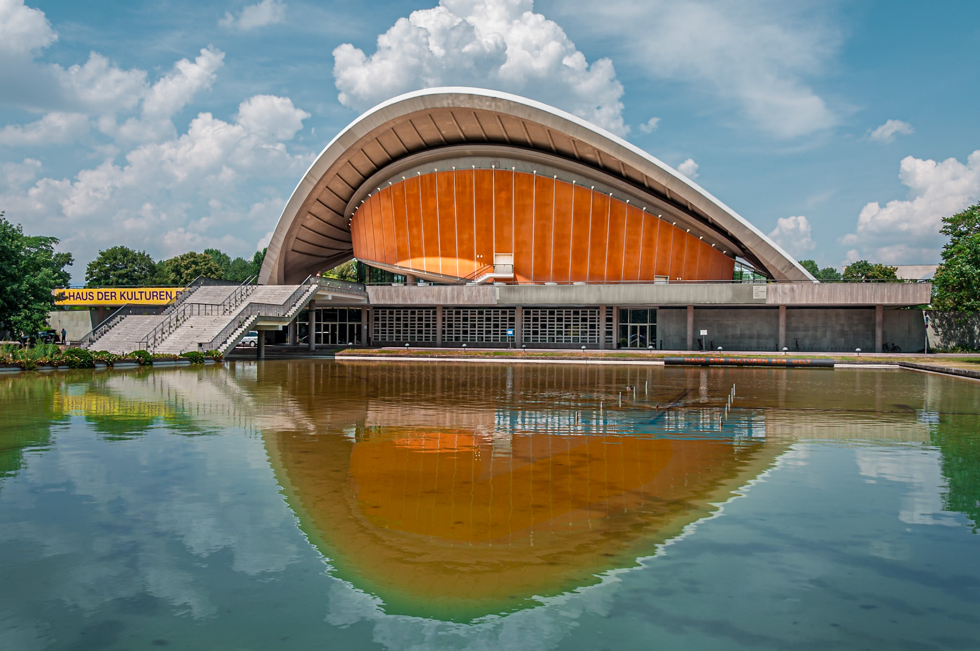 (ES) Haus der Kulturen der Welt ("Casa de las Culturas del Mundo"), situada en Berlín, es el centro nacional de Alemania para la presentación y discusión del arte contemporáneo, con un enfoque especial en las culturas y sociedades no europeas. El edificio se halla en el parque Tiergarten, cerca del Carillón y la nueva Cancillería Alemana. Era conocido antiguamente como centro de convenciones Kongresshalle. Fue un regalo de los Estados Unidos, diseñado en 1957 por el arquitecto estadounidense Hugh Stubbins.(EN) The Haus der Kulturen der Welt ("House of the World's Cultures") in Berlin is Germany's national centre for the presentation and discussion of international contemporary arts, with a special focus on non-European cultures and societies. The building is located in the Tiergarten park and a direct neighbour of the Carillon and the new German Chancellery. It was formerly known as the Kongresshalle conference hall, a gift from the United States, designed in 1957 by the American architect Hugh Stubbins.