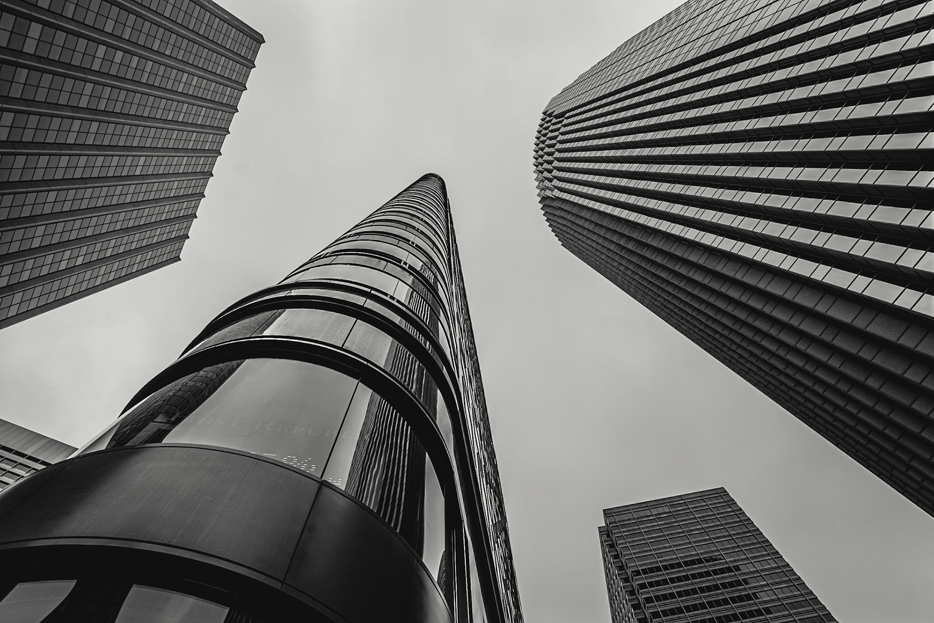 (EN) First Republic Bank and 101 California Street at the Financial District of San Francisco, California, USA.(ES) Banco First Republic y el rascacielos 101 California Street en el distrito financiero de San Francisco, California, Estados Unidos