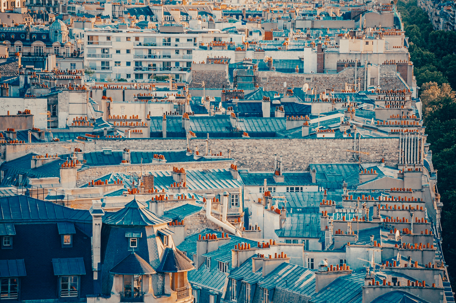 (ES) Así se ven los tejados desde el Arco del Triunfo en un atardecer parisino. Una hermosa combinacion de tejas azules y cientos de chimeneas anaranjadas. Paris, Francia.(EN) This is how the rooftops are seen from the top of the Arc de Triomphe during the sunset. A beautiful combination of blue tiles and hundreds of orange fireplaces. Paris, France.