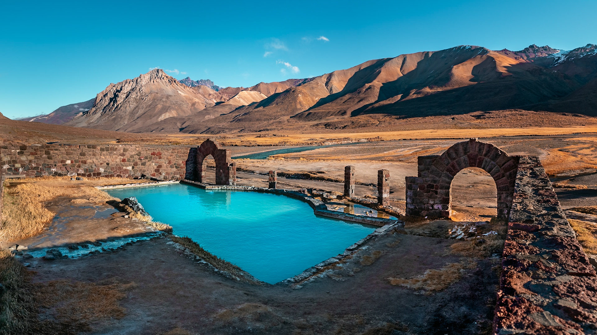 Termas del Cerro El Sosneado junto a las ruinas del hotel El Sosneado. Mendoza, Argentina.