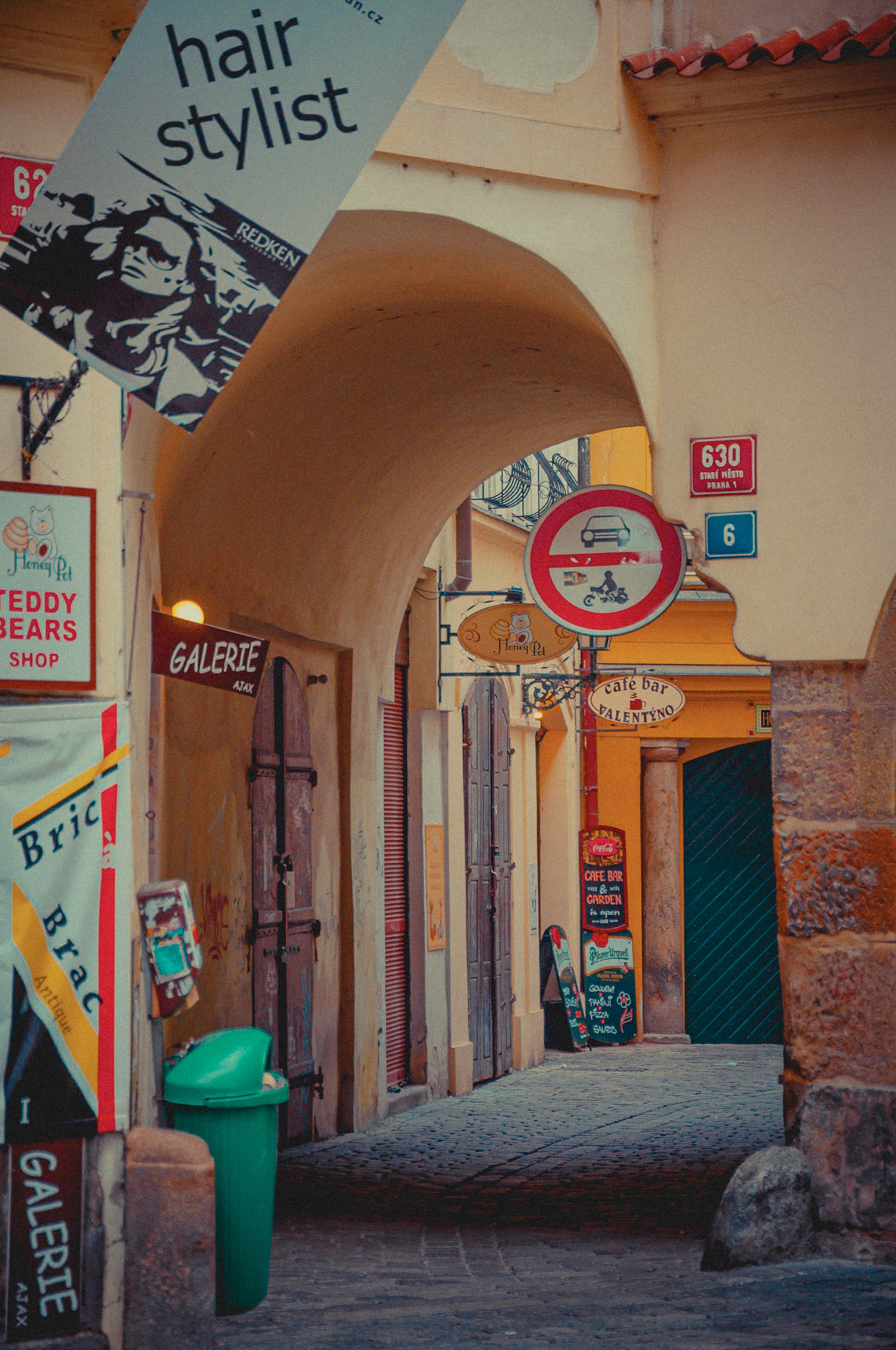 (ES) No hay nada más excitante que salir a caminar por una ciudad como Praga y perderse completamente en su laberinto de callejuelas... entonces, justo ahí uno puede encontrar un hermoso sitio como este para fotografiar.(EN) Nothing is more exciting than walk through a city like Prague and get completely lost in its maze of streets...then, just there you can find a beautiful spot like this to photograph.