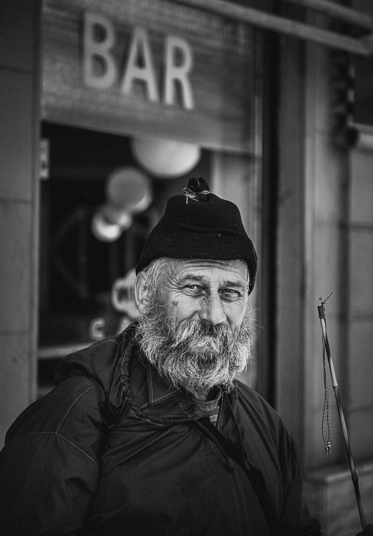 Anciano vagabundo por las calles de Rosario, Argentina.