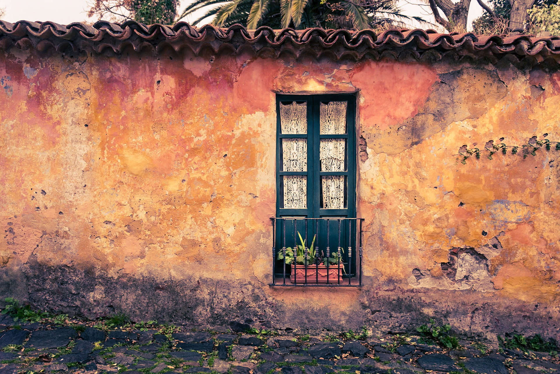 (EN) Old window at La Calle de Los Suspiros. Colonia del Sacramento, Uruguay.(ES) Vieja ventana en La Calle de los Suspiros. Colonia del Sacramento, Uruguay.