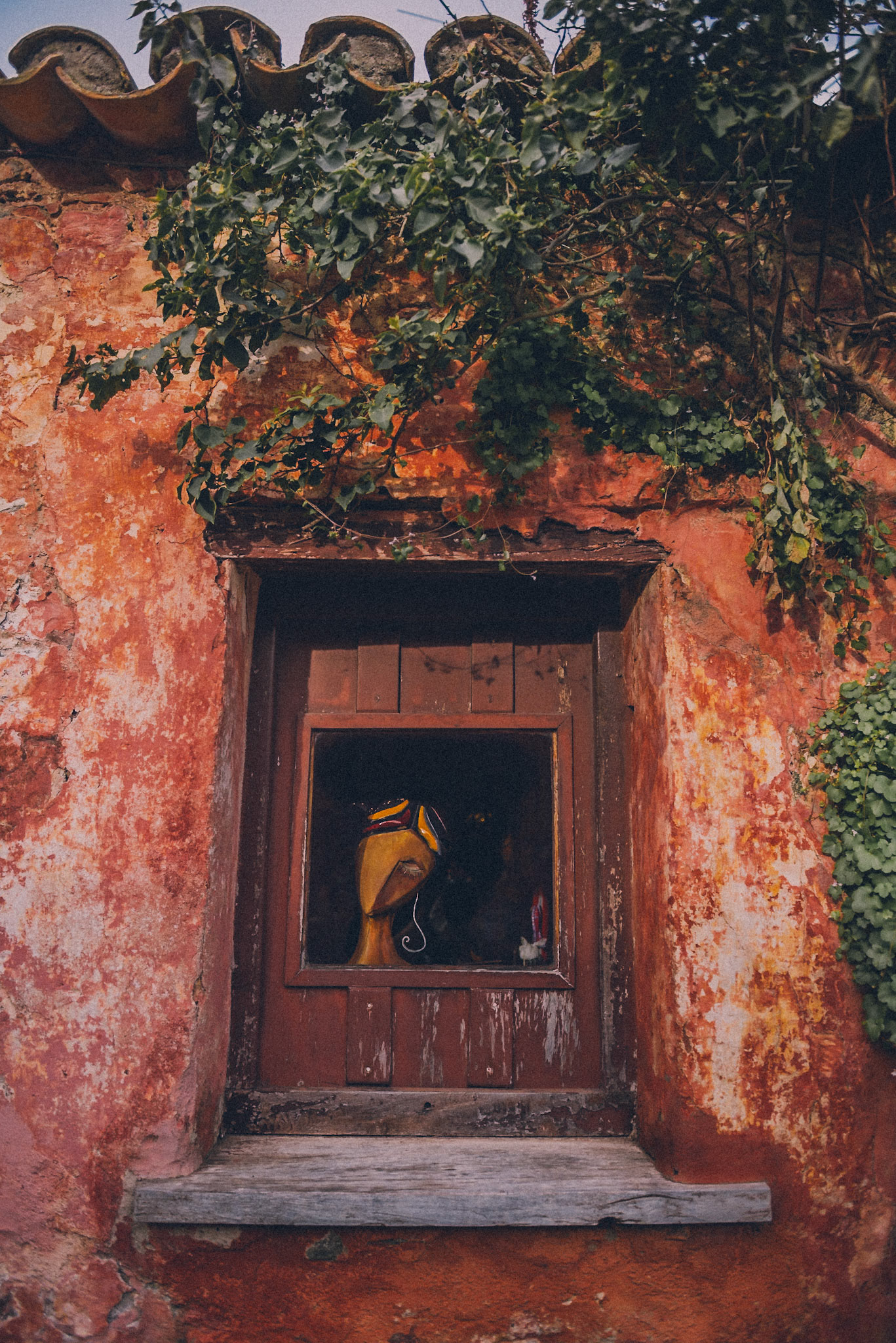 Galerìa de arte en la Calle de Los Suspiros. Colonia Del Sacramento, Uruguay.