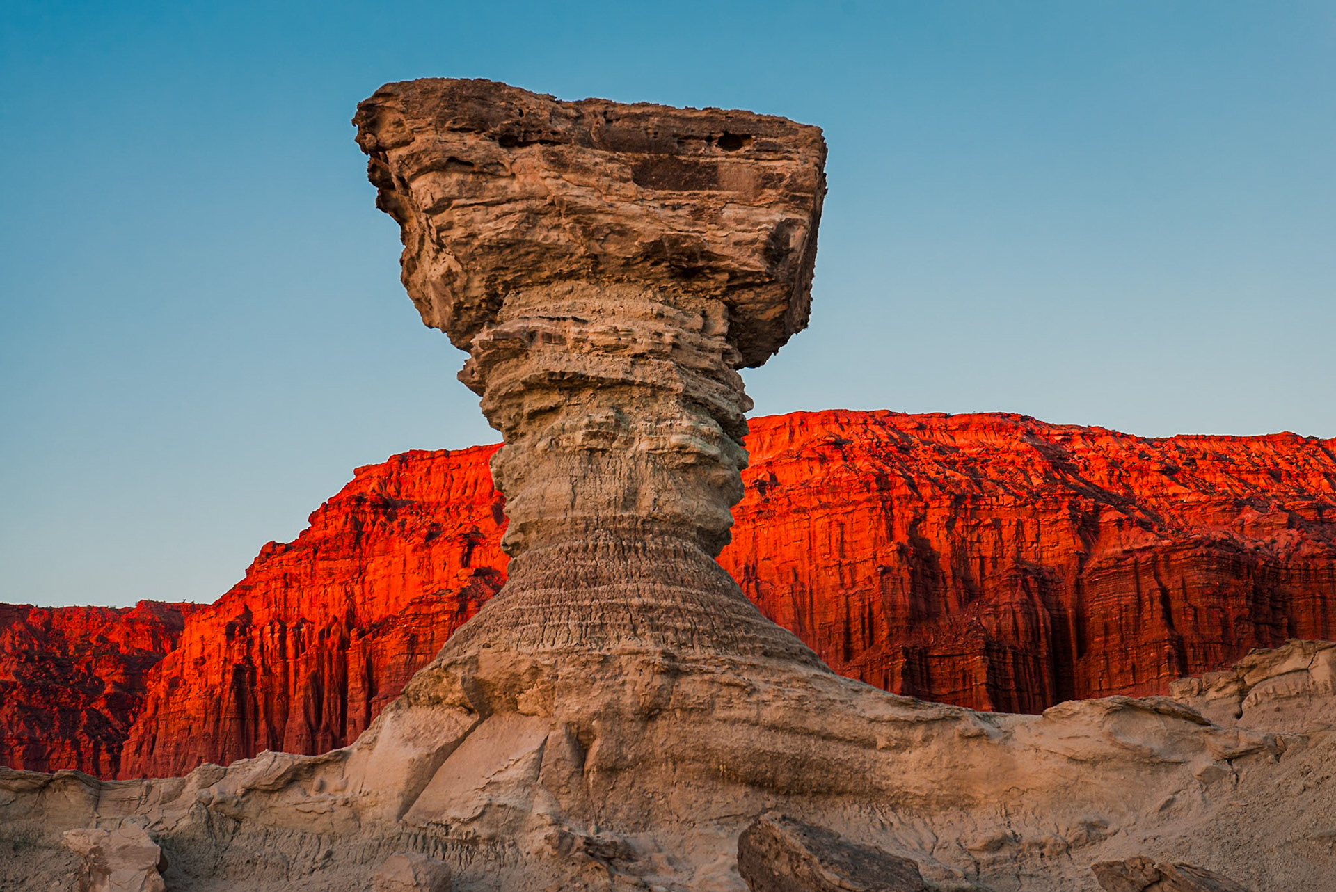 Wind-eroded rock formation. Ischigualasto Provincial Park, Valley of the Moon. San Juan, Argentina.
Formación rocosa generada por la erosión del viento. Parque Provincial Ischigualasto, Valle de la Luna. San Juan, Argentina.