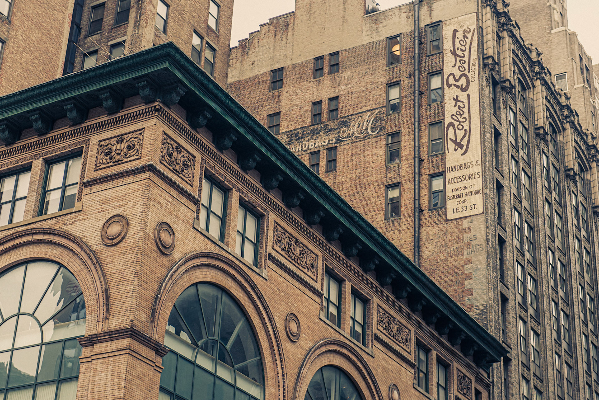 Sak's Fifth Avenue is an American department store chain located on Fifth Avenue in Midtown Manhattan, New York City. New York, USA.