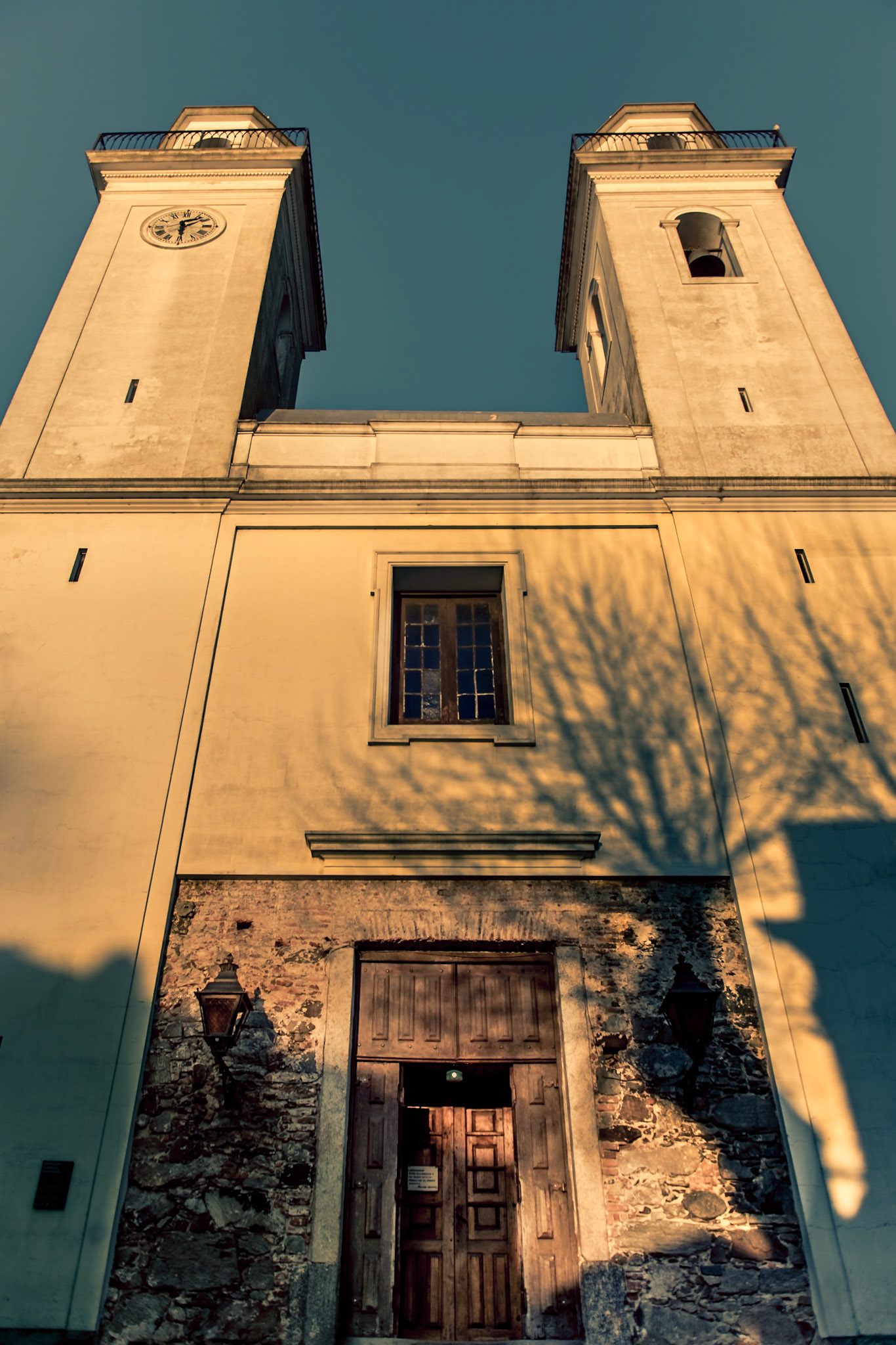 (ES) La Iglesia Matriz, Basílica do Santíssimo Sacramento o Basílica del Santísimo Sacramento, a pesar de haber sido reconstruida en varias ocasiones, se le considera la iglesia más antigua del Uruguay. Ubicada al costado de la Plaza de Armas, en la ciudad de Colonia del Sacramento, departamento de Colonia. Más precisamente, en el barrio histórico de la ciudad, declarado Patrimonio Mundial por la Unesco en 1995.
(EN) The Basilica of the Holy Sacrament (Spanish: Basílica del Santísimo Sacramento) is a Roman Catholic parish church in Colonia del Sacramento, Uruguay.The parish was established on 2 February 1680, being one of the oldest in the country. The first church was a humble mud ranch. It is as old as the city itself (a former Portuguese settlement). The present church dates back to 1810, when it was built according to plans by Tomás Toribio; soon afterward a lightning storm destroyed the building, which was restored between 1836 and 1841. Finally, in 1976 a conceptual refurbishment took place. Architects José Terra Carve, Antonio Cravotto, and Miguel Ángel Odriozola worked on its restoration.In 1995, the Historic Quarter of the City of Colonia del Sacramento was declared a World Heritage Site by UNESCO with it, the Basilica.