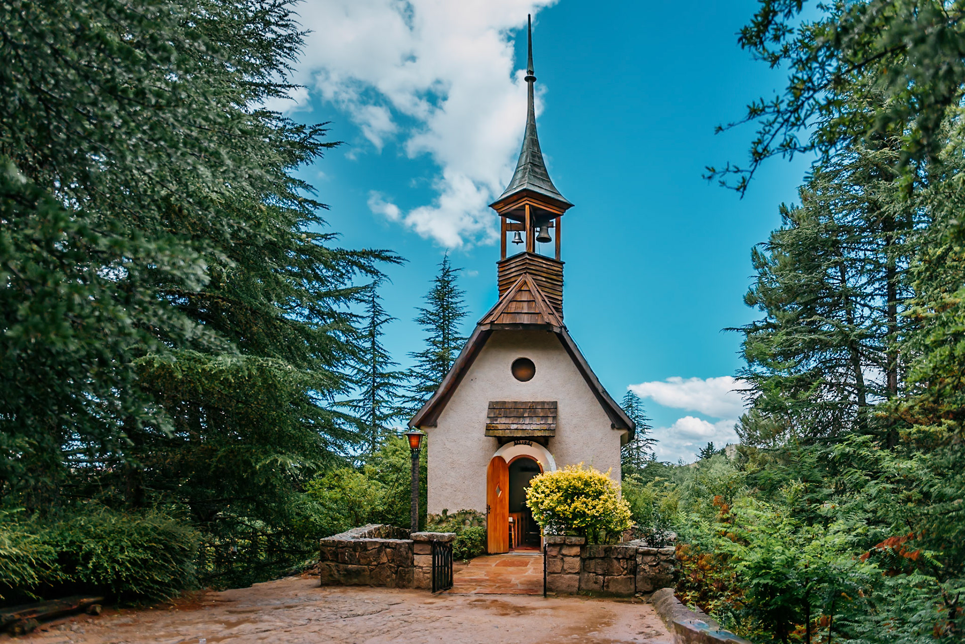 (ES) Esta pequeña capilla del año 1967 se encuentra en un encantador pueblo alpino llamado La Cumbrecita casi 120 km de la ciudad de Córdoba, en Argentina. Se encuentra en el cordón montañoso de las Sierras Grandes, con vistas sobre el valle de Calamuchita.(EN) This little chapel built in 1967 is located in a charming little alpine village called La Cumbrecita almost 120 km from Cordoba city, in Argentina. It is located on the Sierras Grandes mountain range, with a view over the Calamuchita Valley.