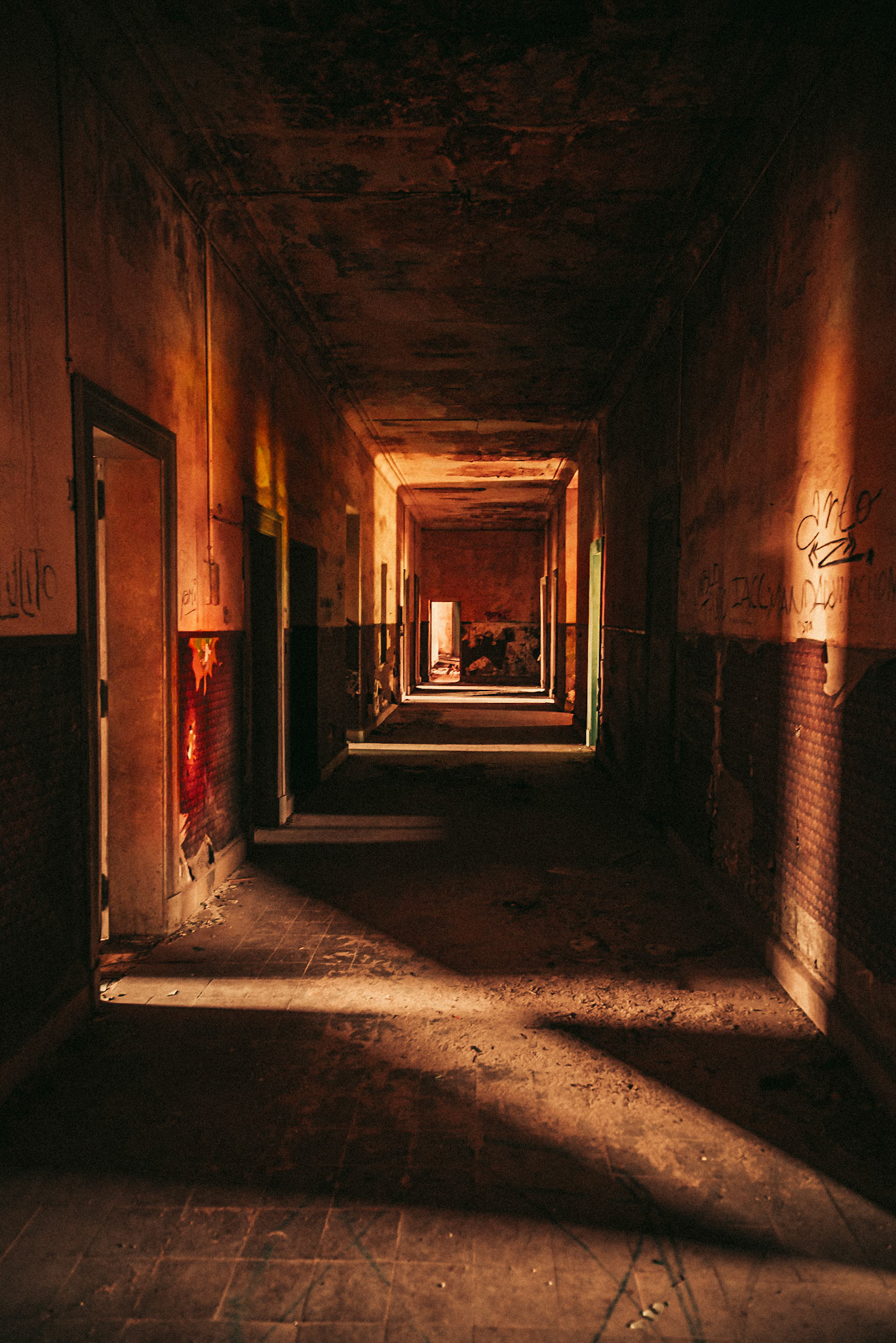 (EN) Endless tenebrous corridors on the abandoned Hospital Colonia Santa Maria. Santa Maria De Punilla, Córdoba, Argentina.(ES) Tenebrosos pasillos sin fin en el abandonado el Hospital Colonia Santa María. Santa María de Punilla, Córdoba, Argentina.