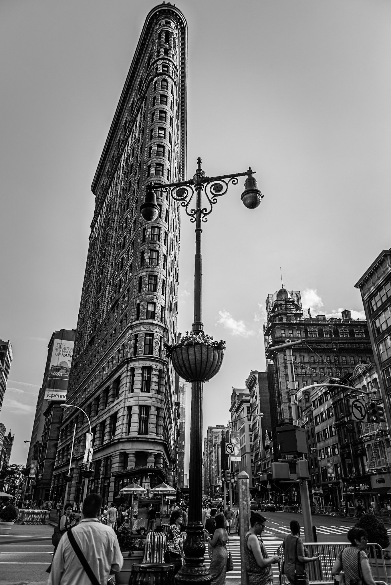 (EN) The Flatiron Building, originally the Fuller Building, is located at 175 Fifth Avenue in the borough of Manhattan, New York City, and is considered to be a groundbreaking skyscraper. Upon completion in 1902, it was one of the tallest buildings in the city with 285 feet tall and 22 floors.The building sits on a triangular island-block formed by Fifth Avenue, Broadway and East 22nd Street, with 23rd Street grazing the triangle's northern (uptown) peak. The neighborhood around it is called the Flatiron District after its signature building, which has become an icon of New York City.(ES) El edificio Fuller o edificio Flatiron, como es más conocido, es un rascacielos centenario situado en Manhattan. Era uno de los edificios más altos de Nueva York cuando finalizó su construcción en el año 1902 con 87metros de altura y 22 pisos.El Flatiron se encuentra en una manzana triangular, limitada al sur por la Calle 22, al oeste por la 5ta Avenida y al este por Broadway. Estas dos últimas calles confluyen delante del edificio con la Calle 23, a la altura de Madison Square. El vecindario que lo rodea recibe el nombre de distrito Flatiron en su honor, que se ha convertido en un icono de la ciudad de Nueva York.