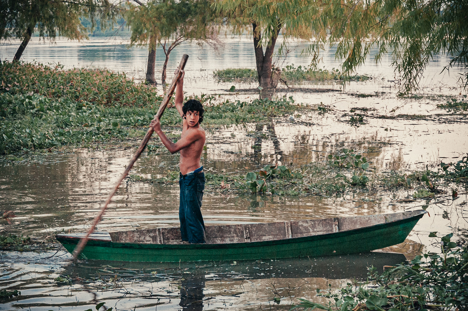 (ES) Niño navegando en las islas del riacho Victoria. Victoria, Entre Rios, Argentina.(EN) Little boy paddling at Victoria. Entre Rios, Argentina.