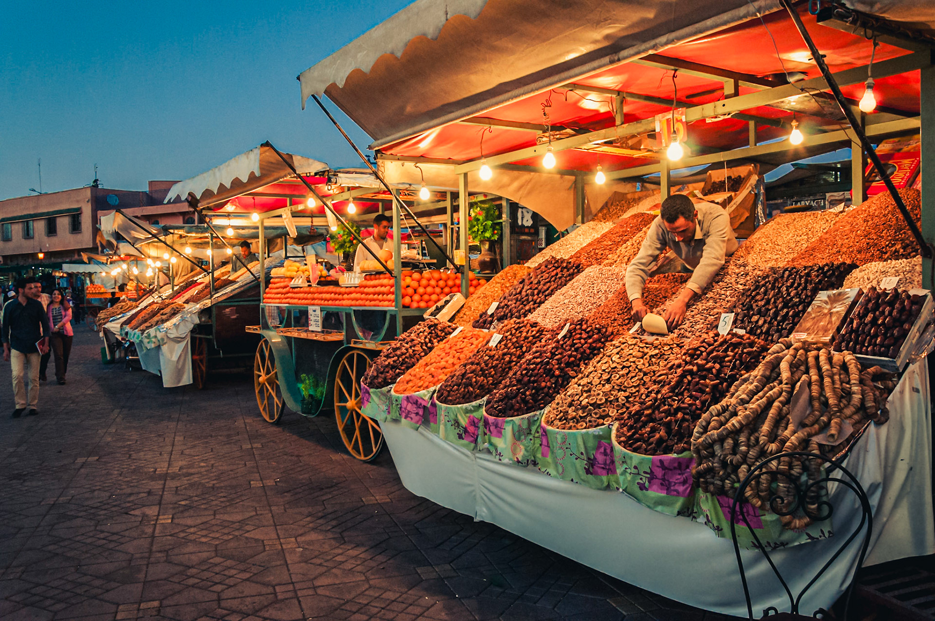 (EN) Indulge in exotic Moroccan foods and feast your senses on the spectacle of Marrakech’s chaotic main square, Djemaa El-Fna is a must if you travel to this city.(ES) Disfrutar de las comidas exóticas de Marruecos y despertar todos tus sentidos en la espectacular y caótica plaza principal de Marrakech, Djemaa El-Fna es una obligación si visita esta esta ciudad.