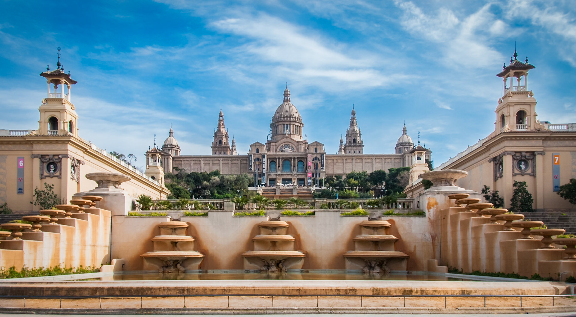 (EN) The National Palace is located on the Montjuïc's mountain in Barcelona,Spain. The design is an unified style of Spanish Renaissance architecture with an air of academic classicism. Built between 1926 and 1929 for the International Exposition in Barcelona 1929 and since 1934 houses the National Art Museum of Catalonia with more than 5,000 artworks from around the country. (ES) El Palacio Nacional, está situado en la montaña de Montjuïc en Barcelona, España. El diseño es un estilo unificado de la arquitectura renacentista española con un aire de clasicismo académico. Construido entre 1926 y 1929 para la Exposición Internacional de 1929 de Barcelona y que desde 1934 aloja el Museo Nacional de Arte de Cataluña con más de 5.000 obras procedentes de todo el territorio nacional.
