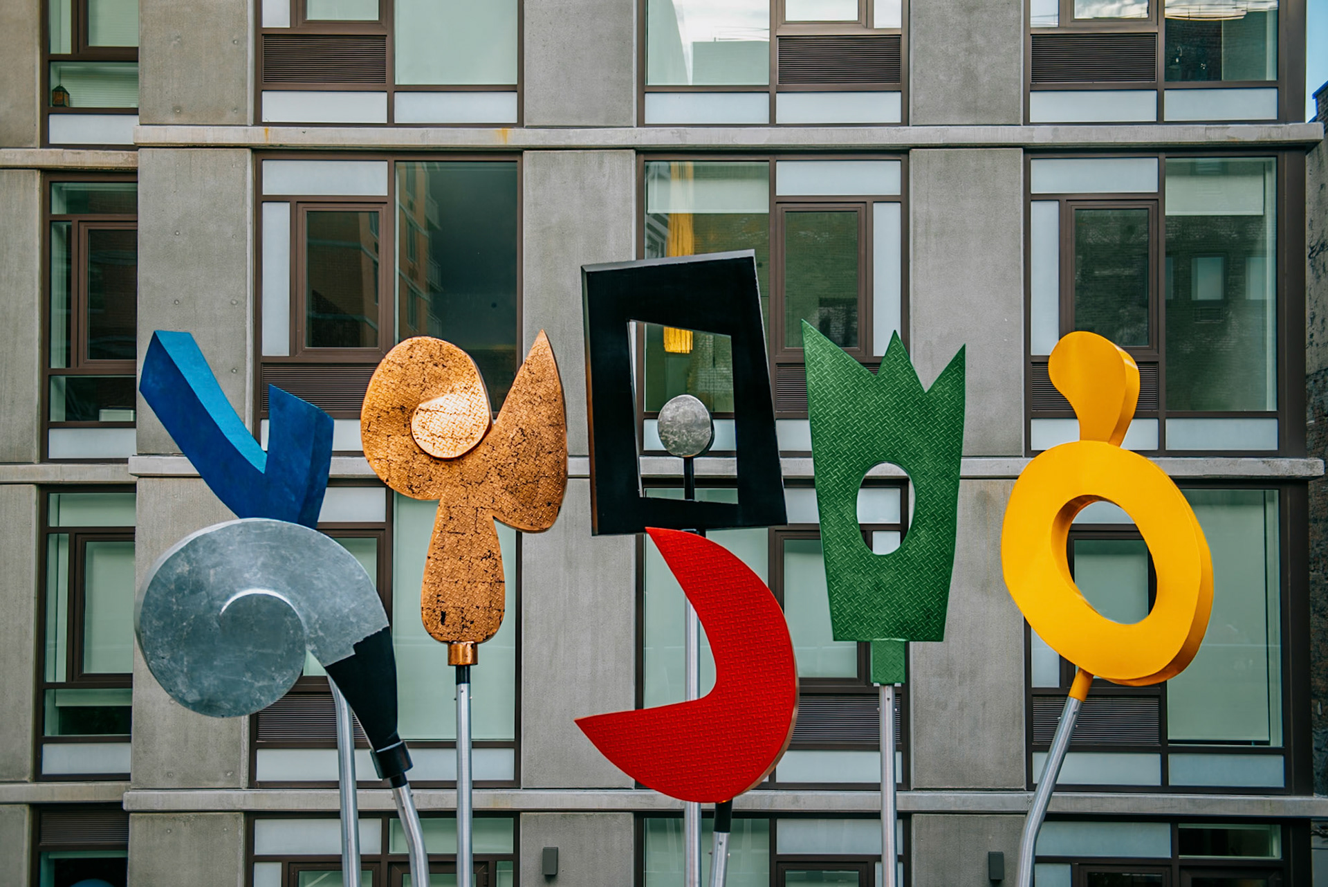 (ES) Urban Rattle, es una monumental escultura del artista Charlie Hewitt. Inspirado por objetos abstractos, formas geométricas y un esquema de color de contrastado, el trabajo de Hewitt transmite una energía que cautiva al espectador. Esta obra de arte está en visión a largo plazo y puede ser apresiada desde el High Line en la calle 23 en el lado oeste de Manhattan, Nueva York.Charlie Hewitt es conocido por sus esculturas, pinturas y grabados en madera, que han sido presentado en numerosas exposiciones individuales y colectivas en los Estados Unidos y su obra se encuentra en numerosas colecciones notables, como el Museo Whitney de Arte y el Museo Metropolitano de Arte de Nueva York; el Museo Fogg en Cambridge y la Biblioteca del Congreso en Washington DC. Para más información visite: http://charliehewitt.com/urbanrattle(EN) Urban Rattle, is a monumental sculpture by artist, Charlie Hewitt. Inspired by abstract forms, geometric shapes and a bold contrasting color scheme, Hewitt’s work conveys an energy that captivates the viewer. This piece of art is on long-term view and can be seen from the High Line at West 23rd Street at the west side of Manhattan, New York City. Charlie Hewitt is known for his sculpture, paintings and woodcuts, he has been featured in numerous solo and group exhibitions throughout the United States and his work is in many notable collections including The Whitney Museum of Art and the Metropolitan Museum of Art in New York; the Fogg Museum in Cambridge and the Library of Congress in Washington D.C. For more info visit: http://charliehewitt.com/urbanrattle