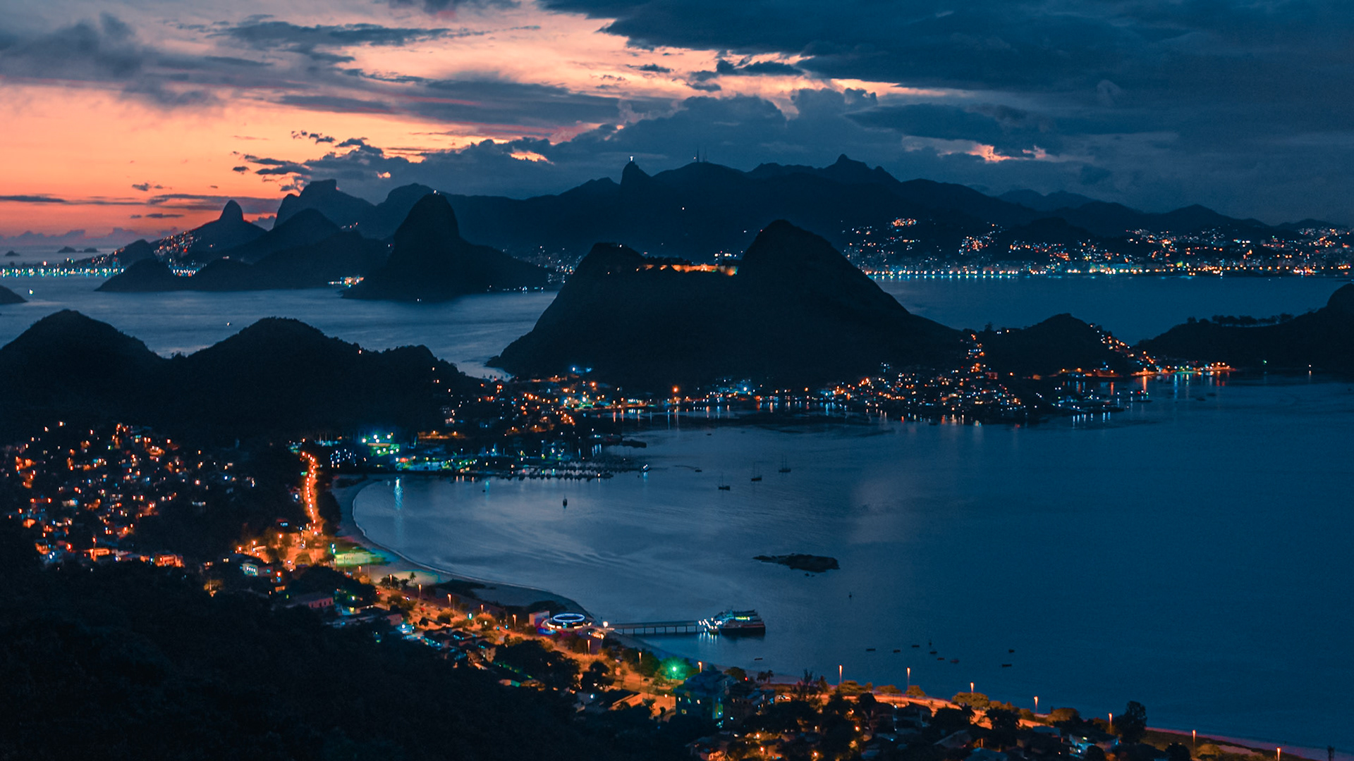 Vista panorámica de Niterói y Rio de Janieiro desde el Parque de la Ciudad de Niterói.