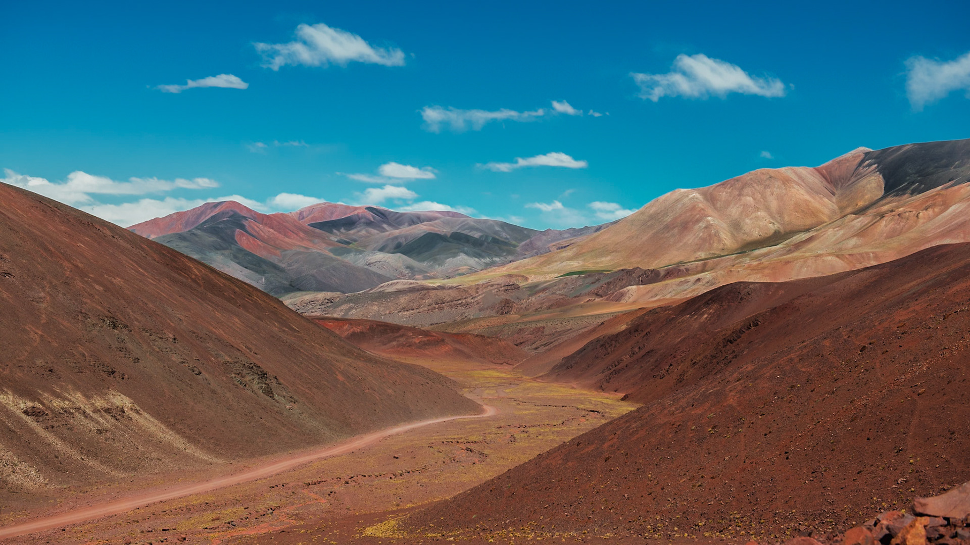 (ES) Este es uno de los lugares más hermosos en el que he estado en mi país. Desde este punto se puede ver el camino que une Vinchina con Laguna Brava, en medio de las montañas de Los Andes en la provincia de La Rioja, Argentina a 5400 metros sobre el nivel del mar.(EN) By far, this is one of the most beautiful places I've been in my country. From this spot you can see the road that links Vinchina with Laguna Brava, in the middle of the Los Andes Mountains at La Rioja province, Argentina at 5400 meters over the sea level.