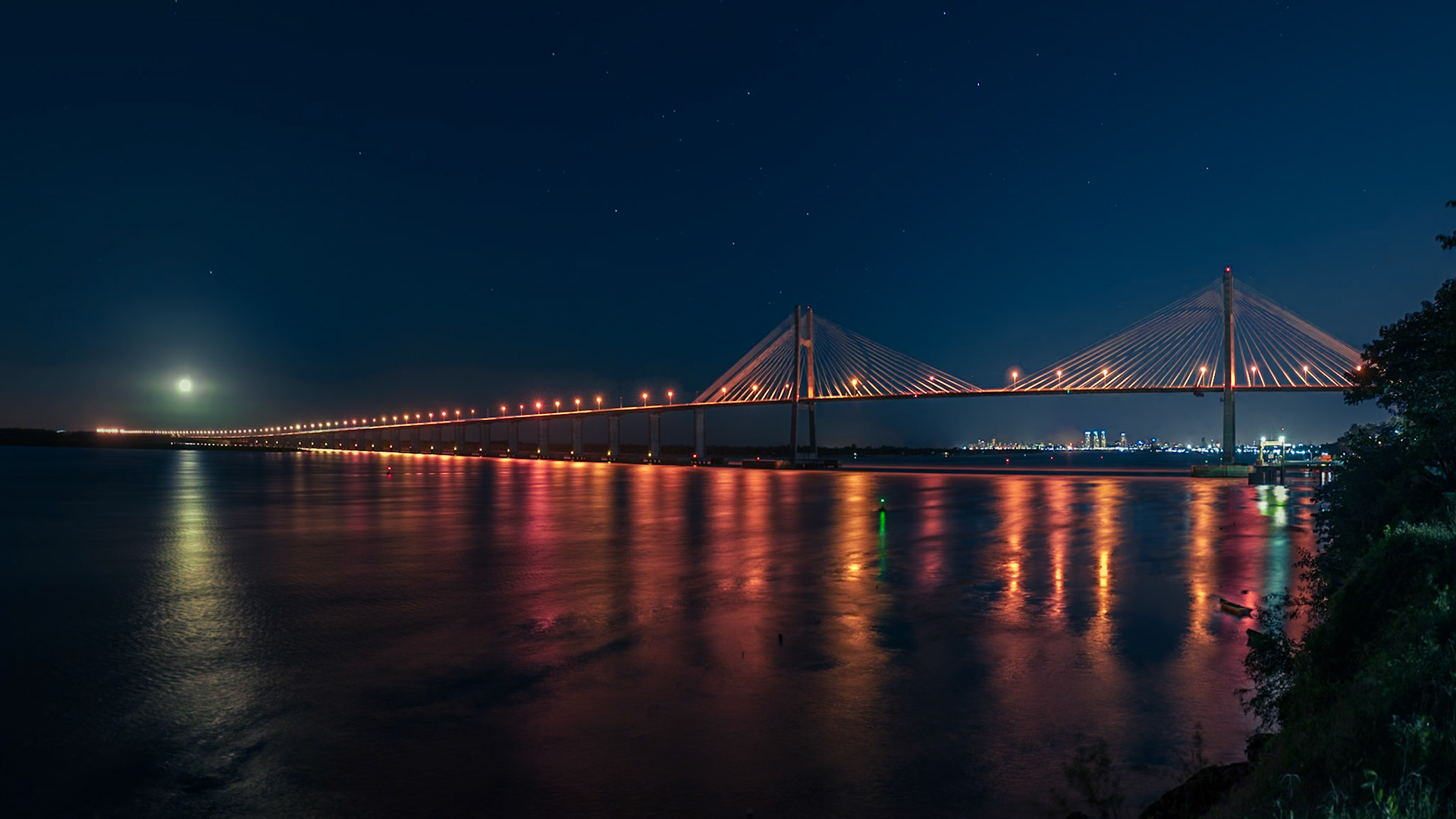Luna llena saliendo sobre el puente Rosario-Victoria. Rosario, Santa Fe. Argentina.