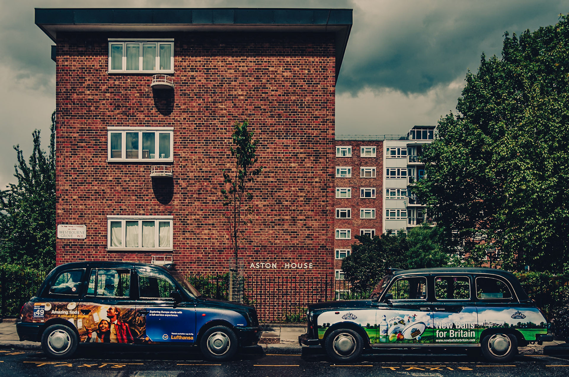 (EN) Taxi's stop in the beautiful Notting Hill neighborhood. London, United Kingdom.
(ES) Parada de Taxi en el hermoso barrio Notting Hill. Londres, Reino Unido