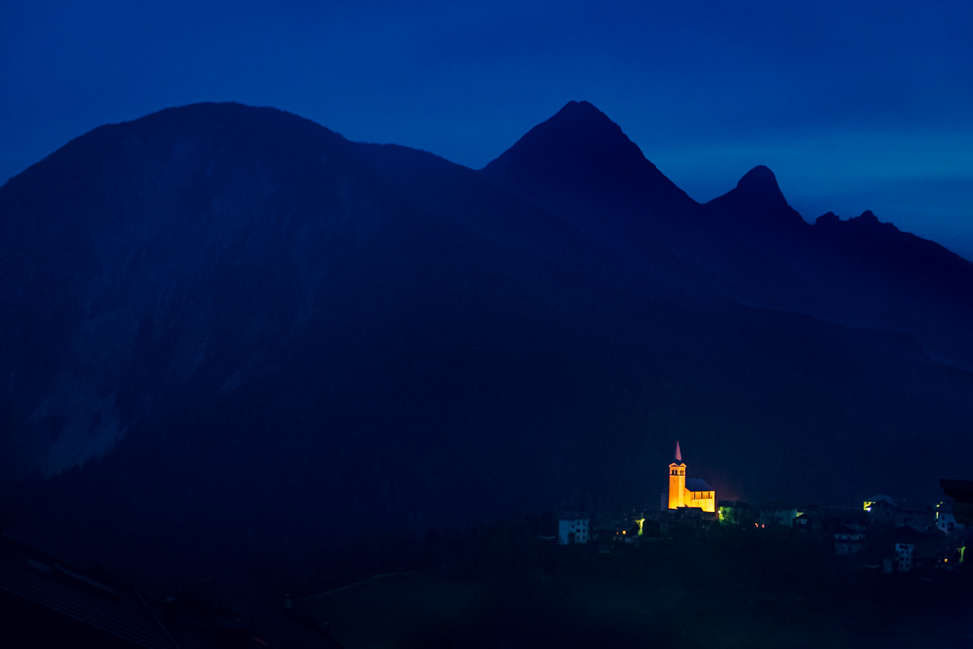 Capilla solitaria en el Valle di Cadore. Belluno, Veneto, Italia.