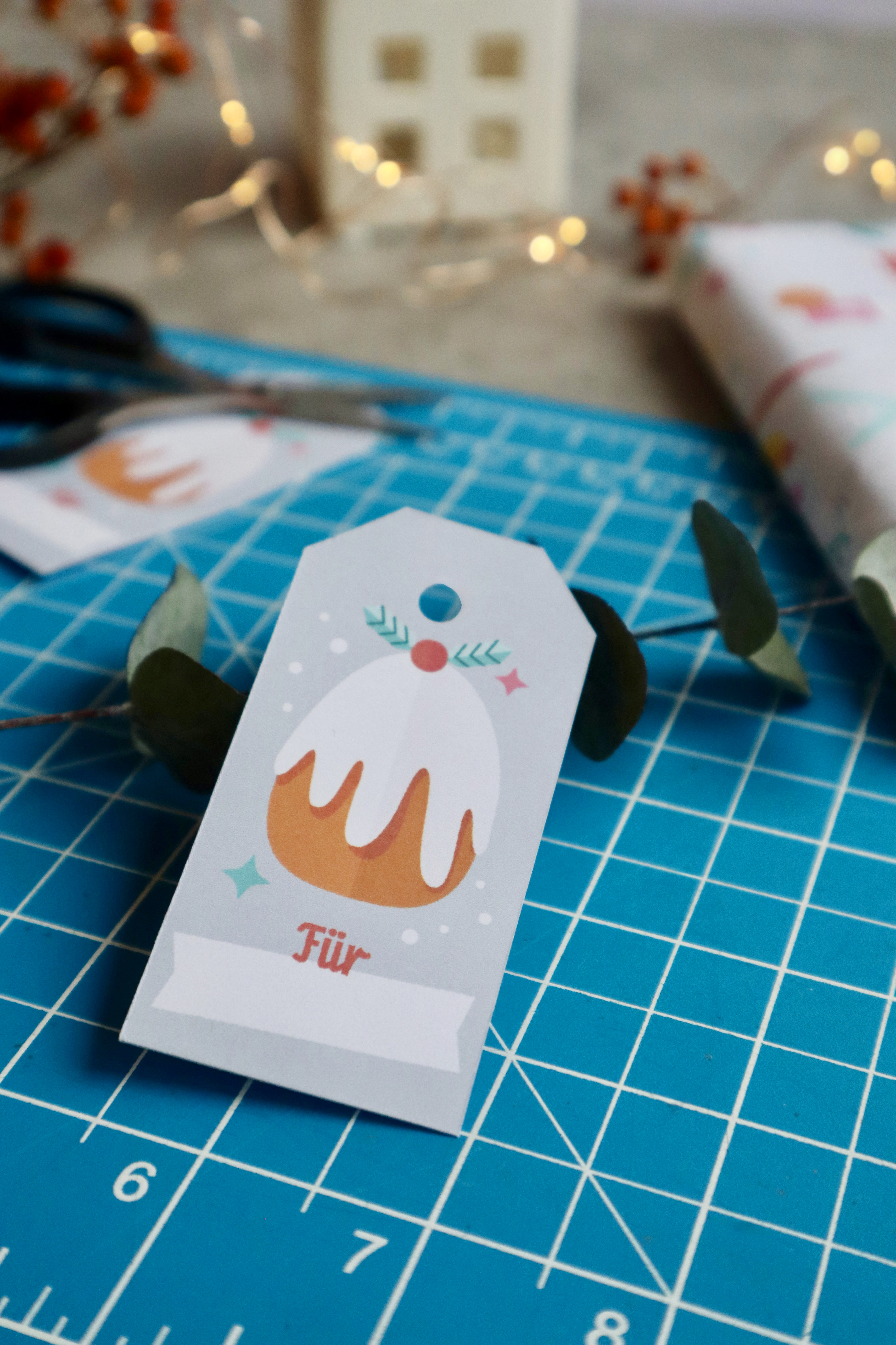 Geschenkanhänger, Gestaltung und Illustration Stefanie Twellmann, Nahaufnahme, Bastelschritt 4