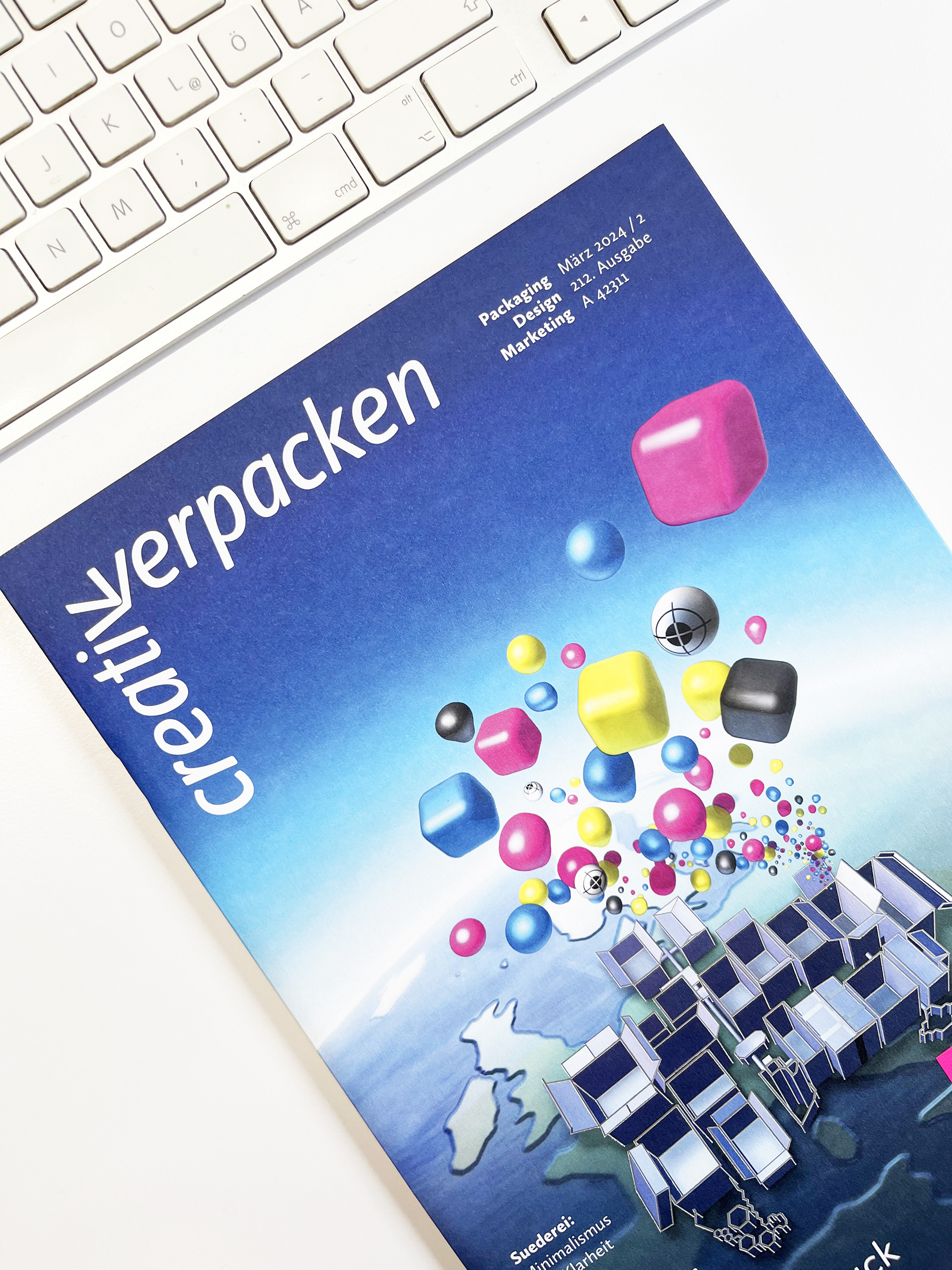 Coverfoto des Fachmagazins "creativ verpacken" . In der Märzausgabe ist ein Statement von Stefanie Twellmann, Grafik und Illustration, Hamburg, zum Thema Arbeitsalltag mit KI erschienen.