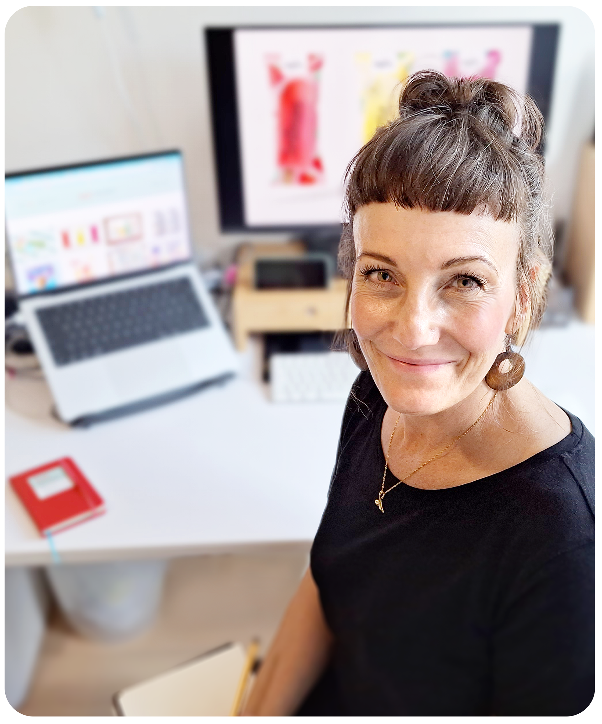 Stefanie Twellmann in ihrem Büro, im Hintergrund sieht man ihren Schreibtisch mit Rechner und Monitor und Tastatur