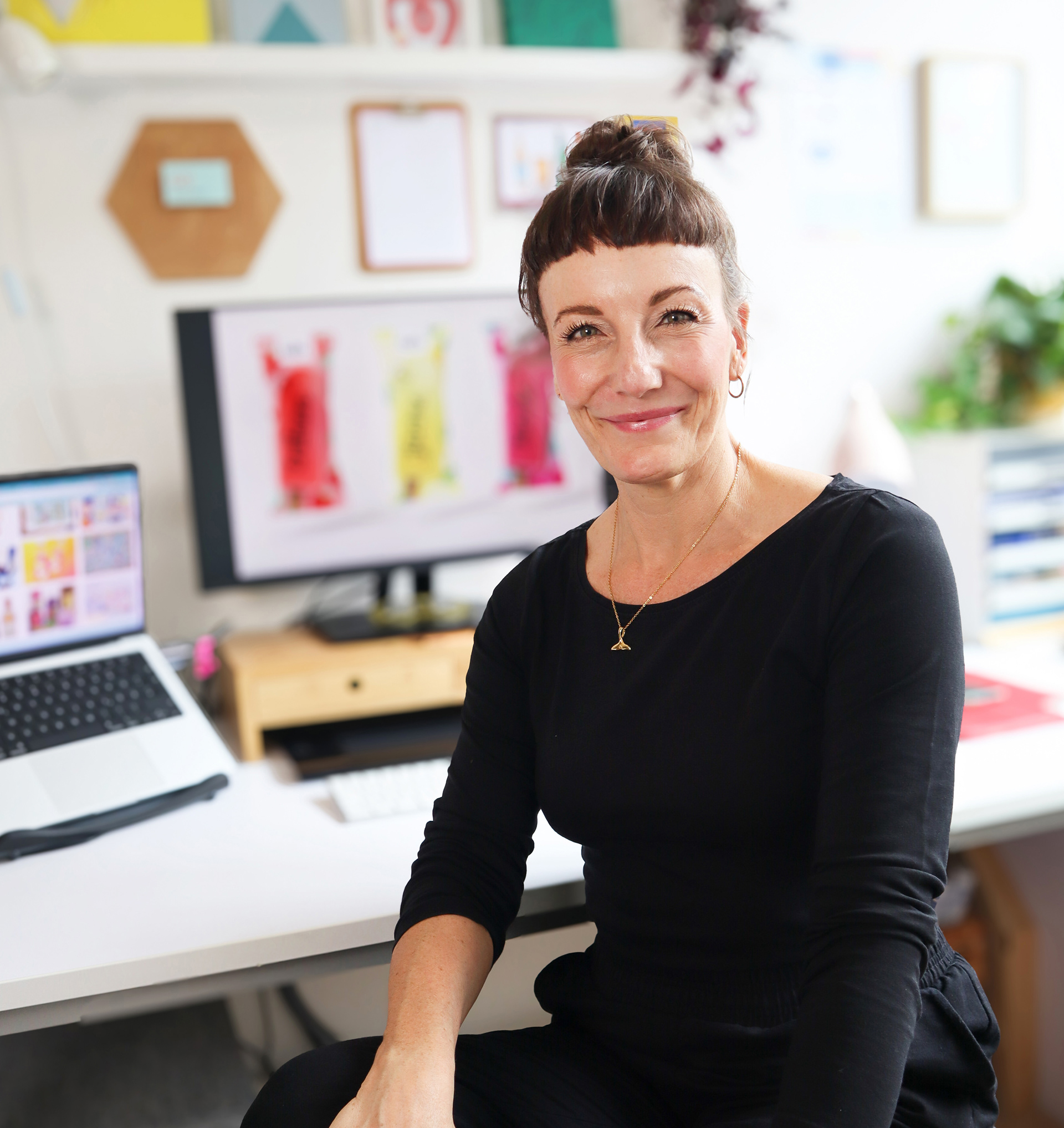 Stefanie Twellmann in ihrem Studio für illustratives Brand Design