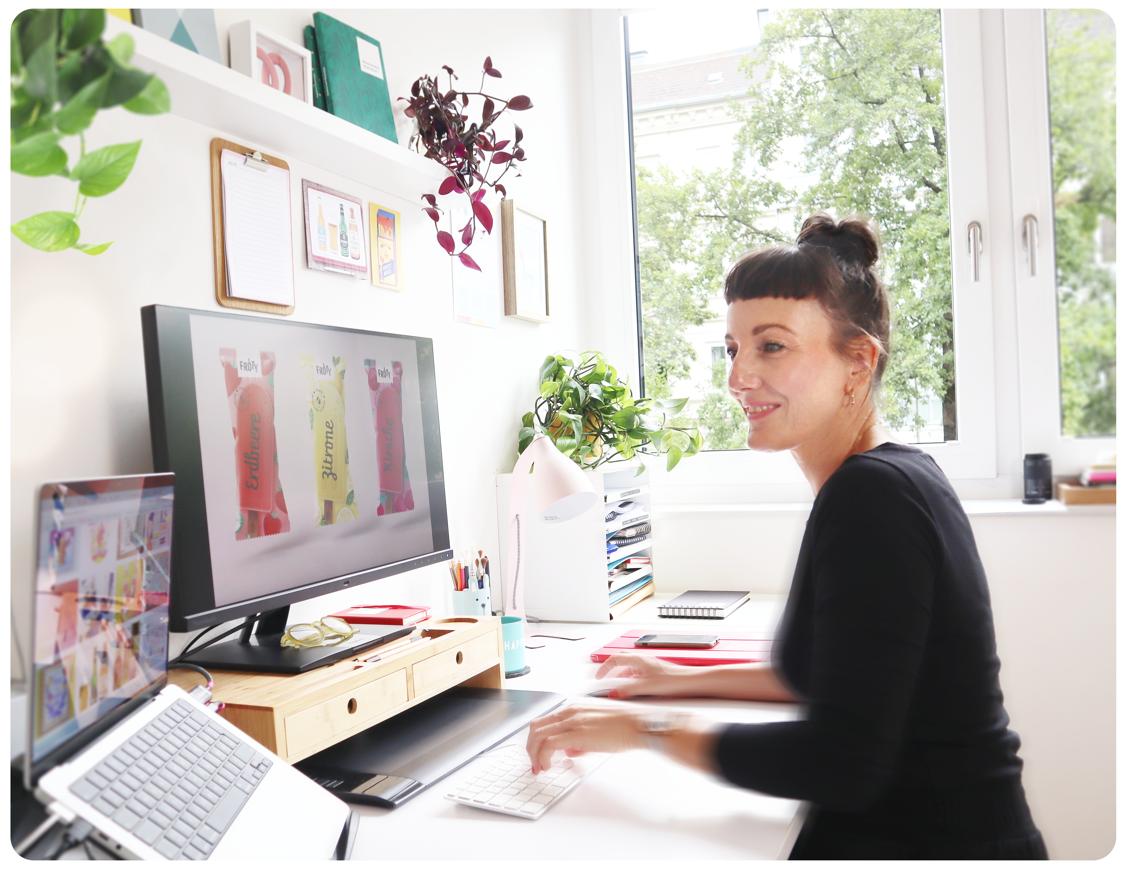 Stefanie Twellmann in ihrem Büro bei der Arbeit am Rechner