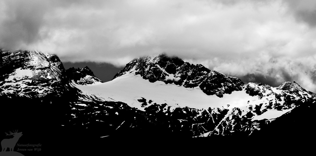 Mountain peaks in black-and-white