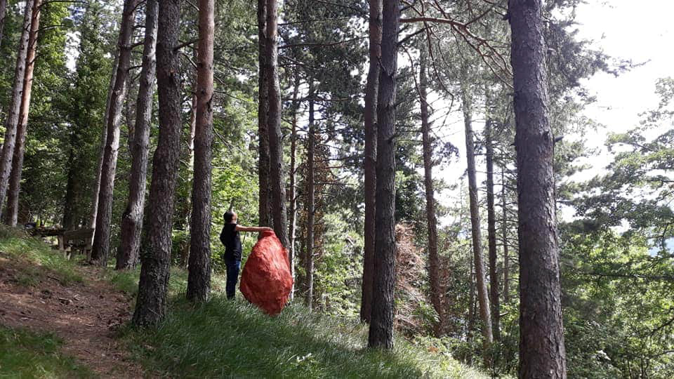 E-art-He-art, 2020 | site specific at Sentiero del Faro di Ligonchio (RE) garza, rami e terra rossa | 160 x 150 x 140 cm