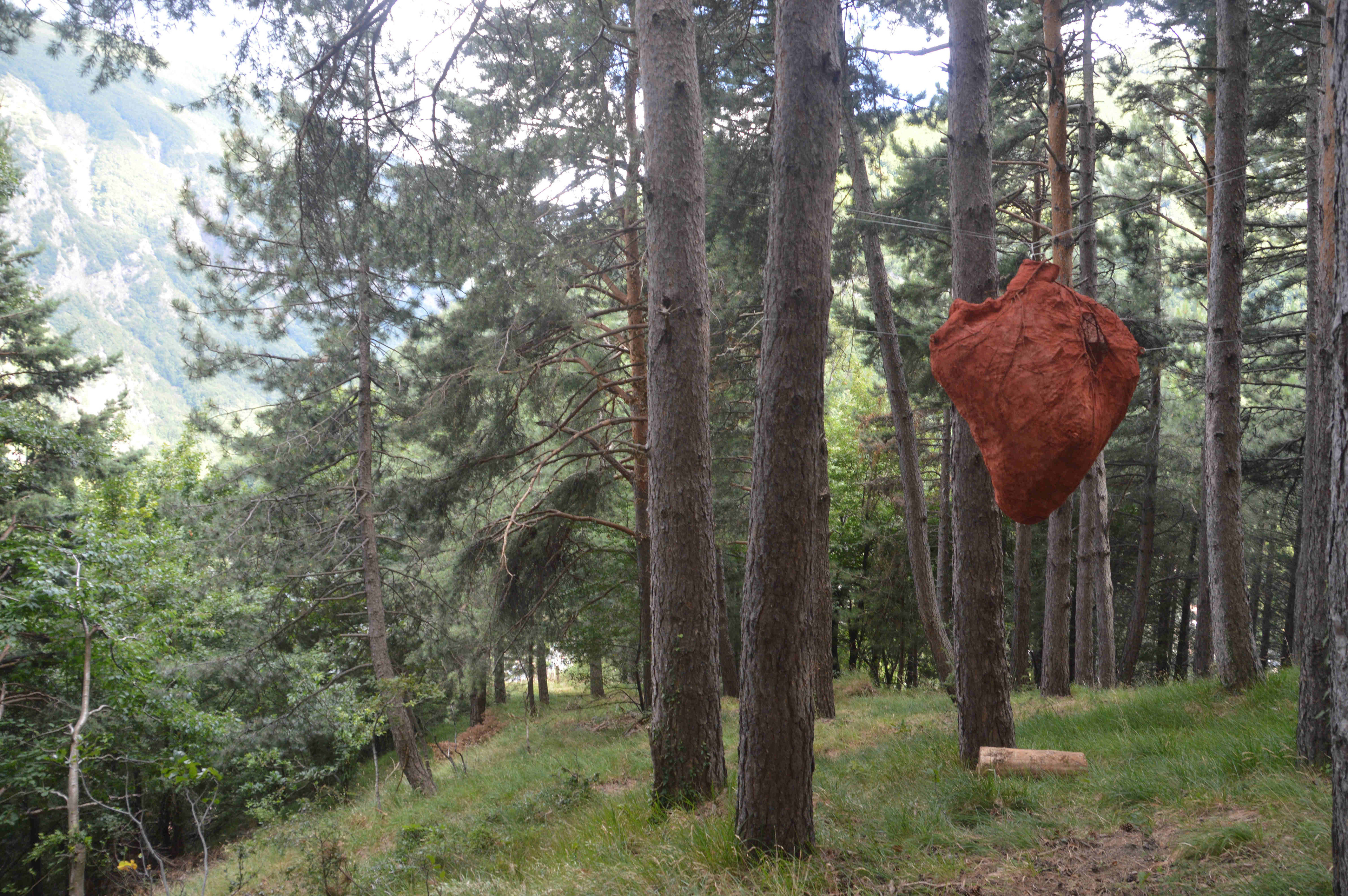 E-art-He-art, 2020 | site specific at Sentiero del Faro di Ligonchio (RE)  garza, rami e terra rossa | 160 x 150 x 140 cm