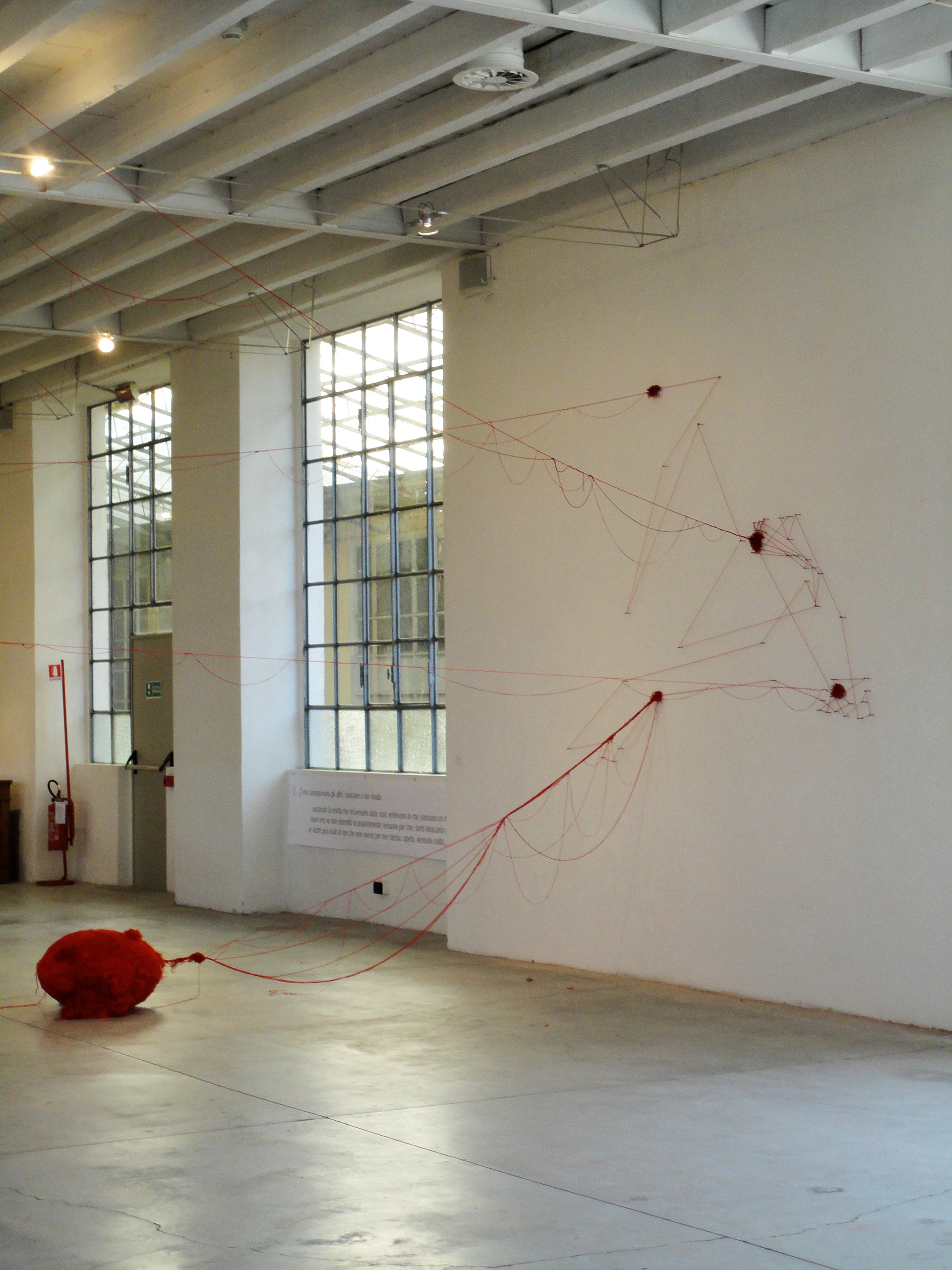 Autoritratto | Percorsi emozionali - allestimento della mostra UNO NESSUNO CENTOMILA - Fabbrica Borroni, Bollate (MI)