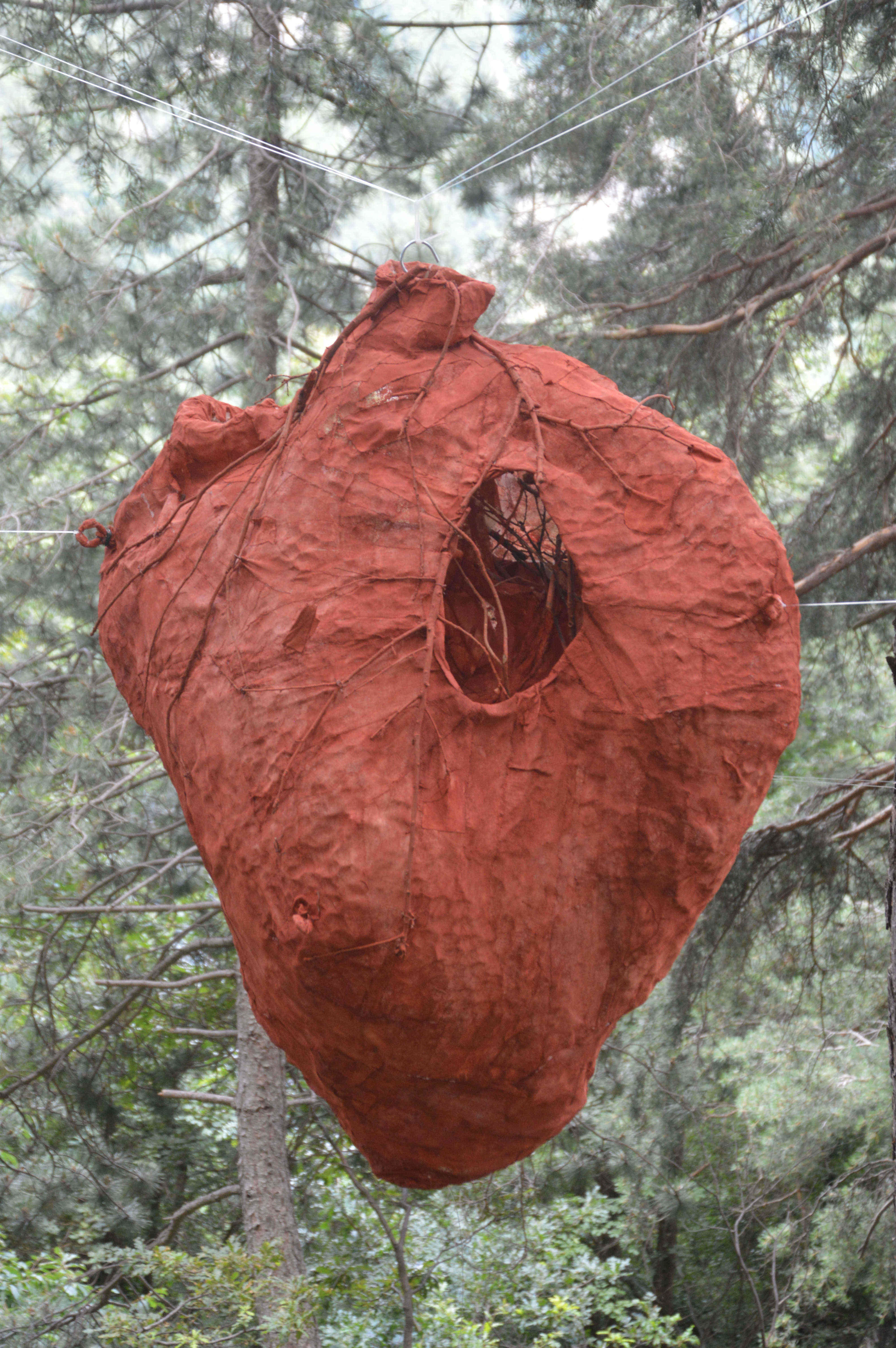 E-art-He-art, 2020 | site specific at Sentiero del Faro di Ligonchio (RE)  garza, rami e terra rossa | 160 x 150 x 140 cm