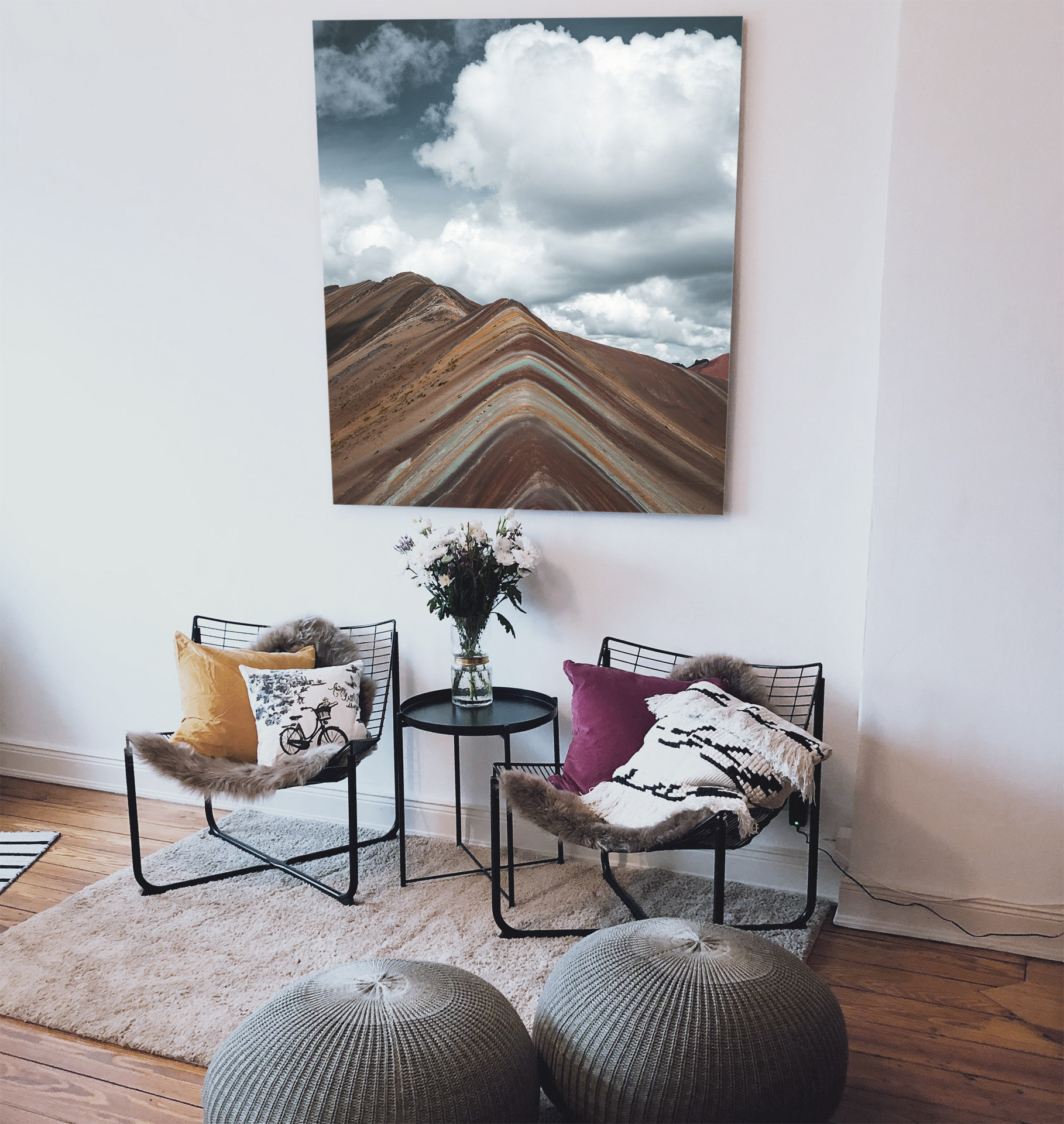 Living room with Print mounted on the wall.