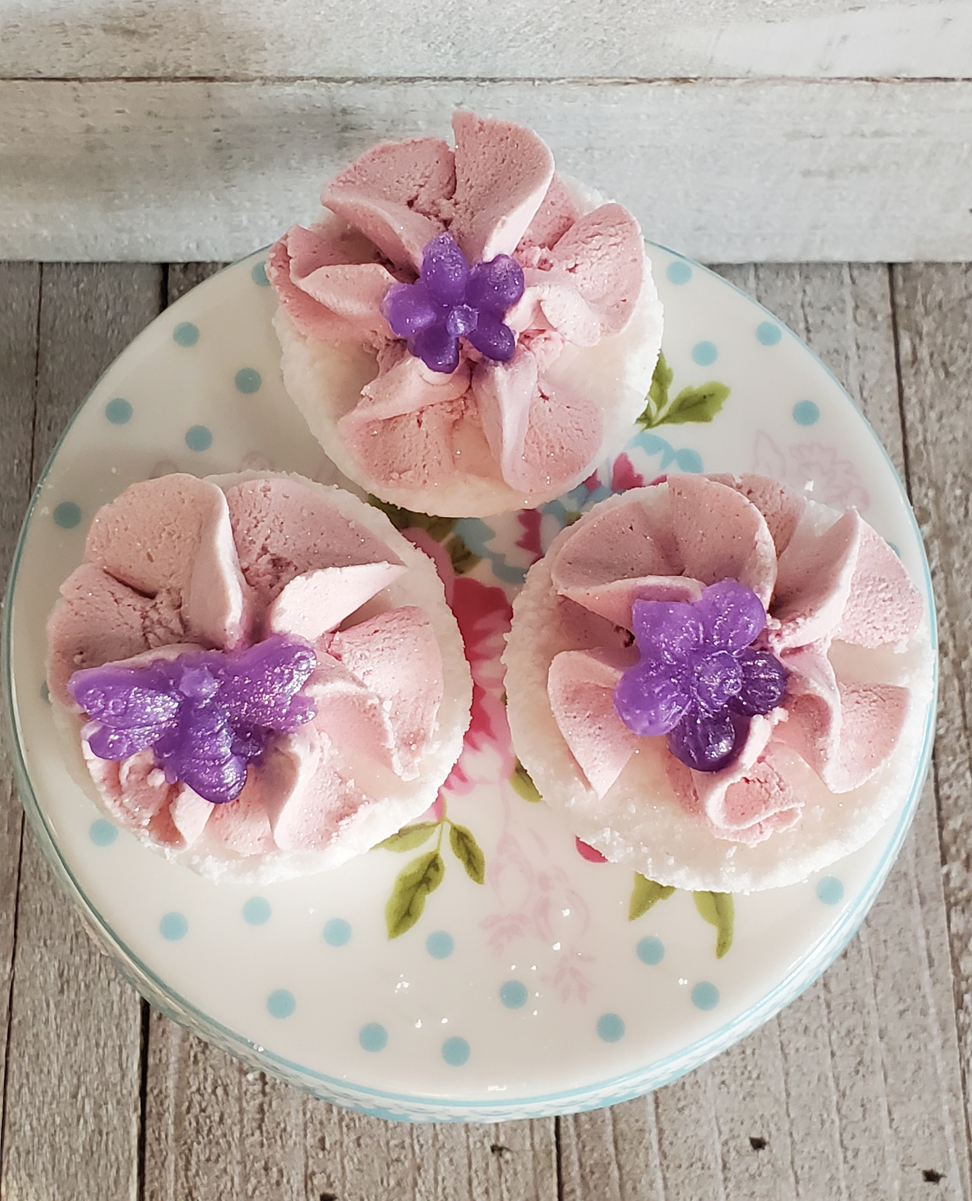 Sweet Dreams mini cupcakes with bubble frosting and soap detail