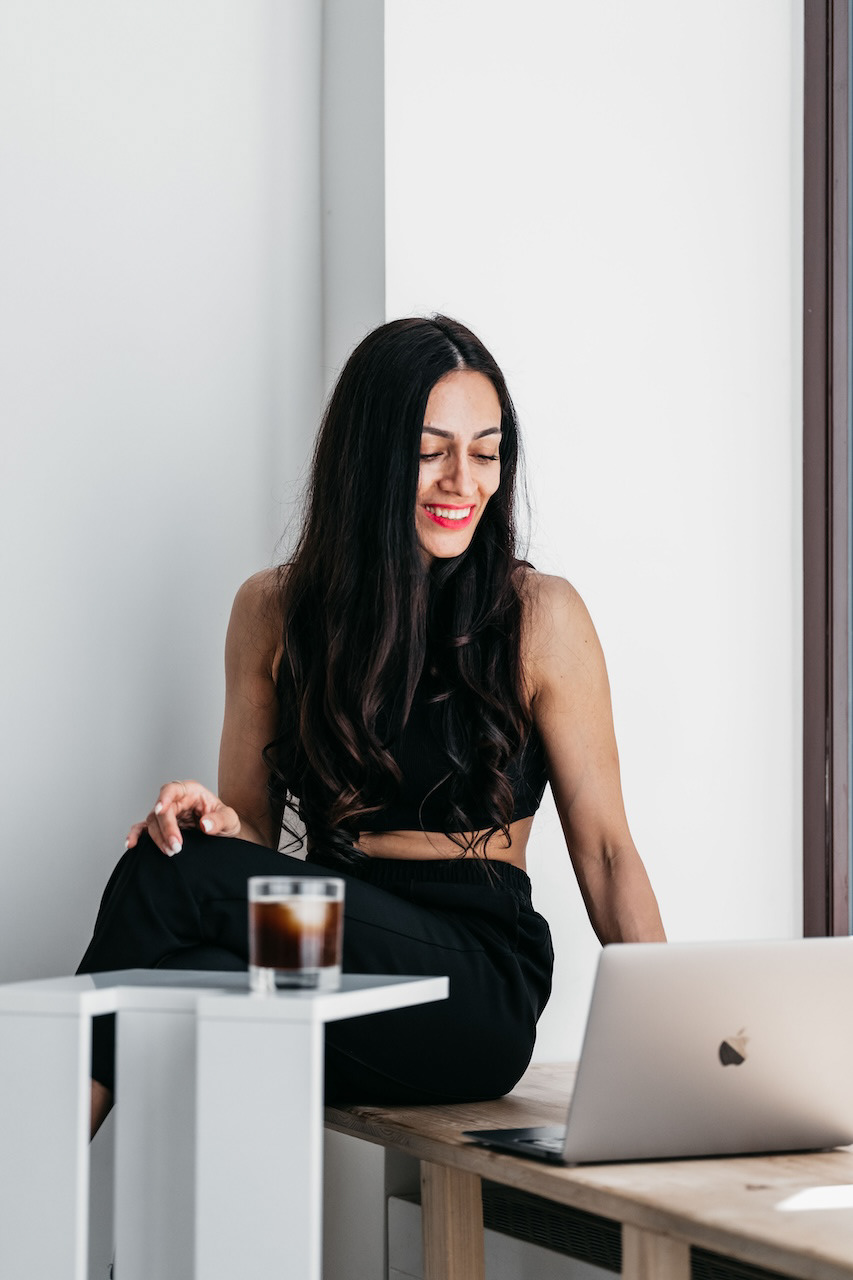 Rania von Azzaradesign beim Online Kundengespräch