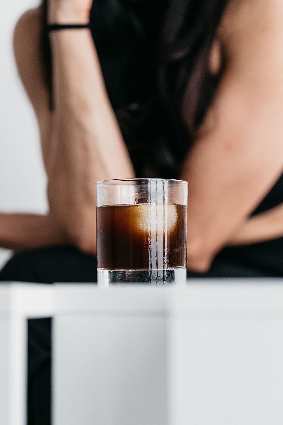 Coldbrew Glas im Vordergrund vor Designerin Rania von Azzaradesign