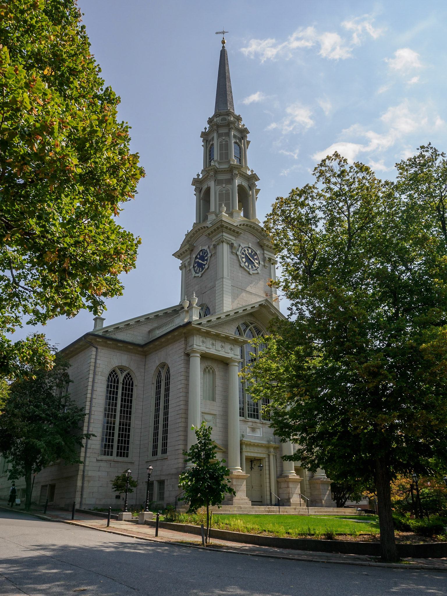 This church, built in 1818, was designed by Providence architect John Holden Greene. The Federal-style building has classical arches and urns combined with soaring pointed Gothic style windows with delicate tracery decoration. Originally the First Congregational Church, the congregation became associated with the Unitarian movement and eventually changed its name.