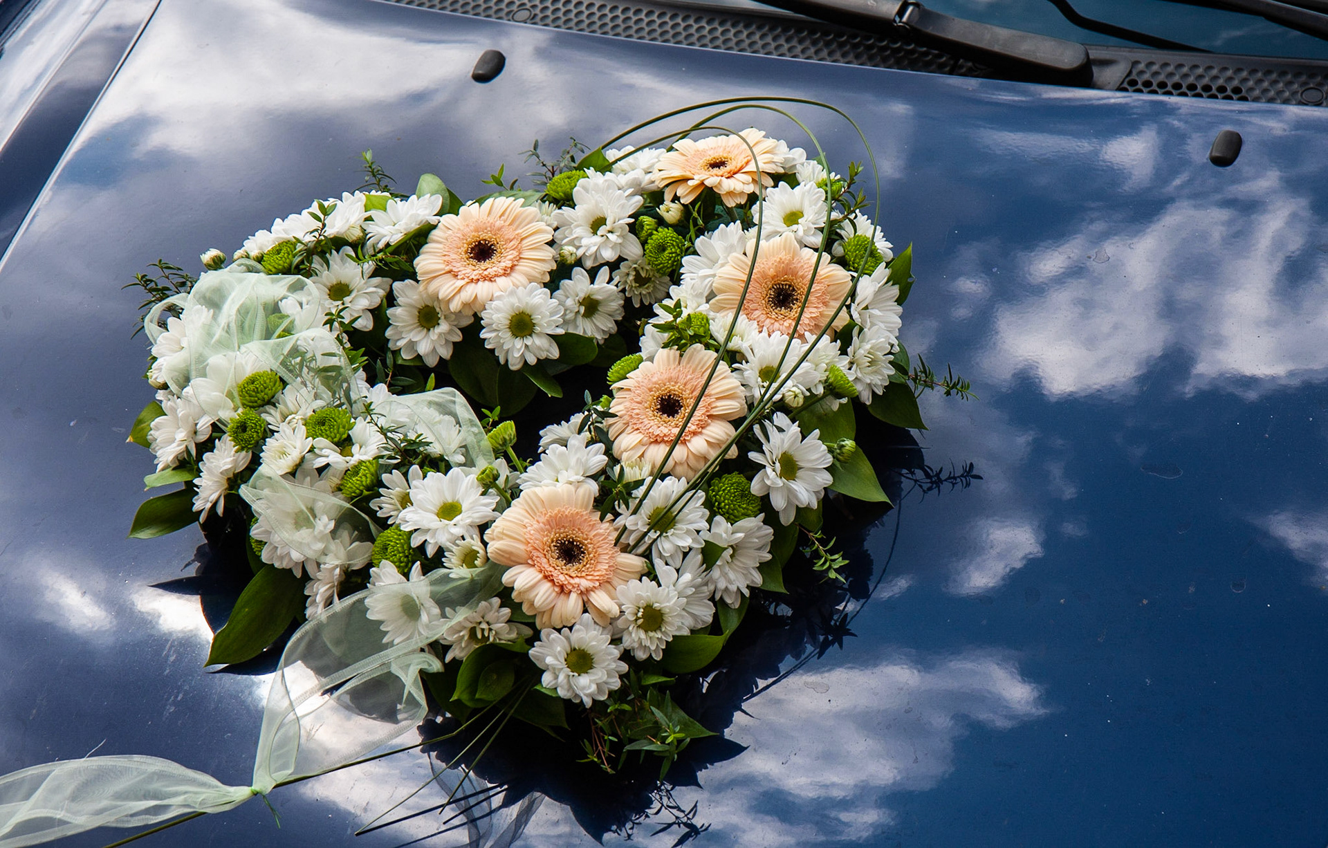 Tradition of attaching a bouquet to the car of the bride