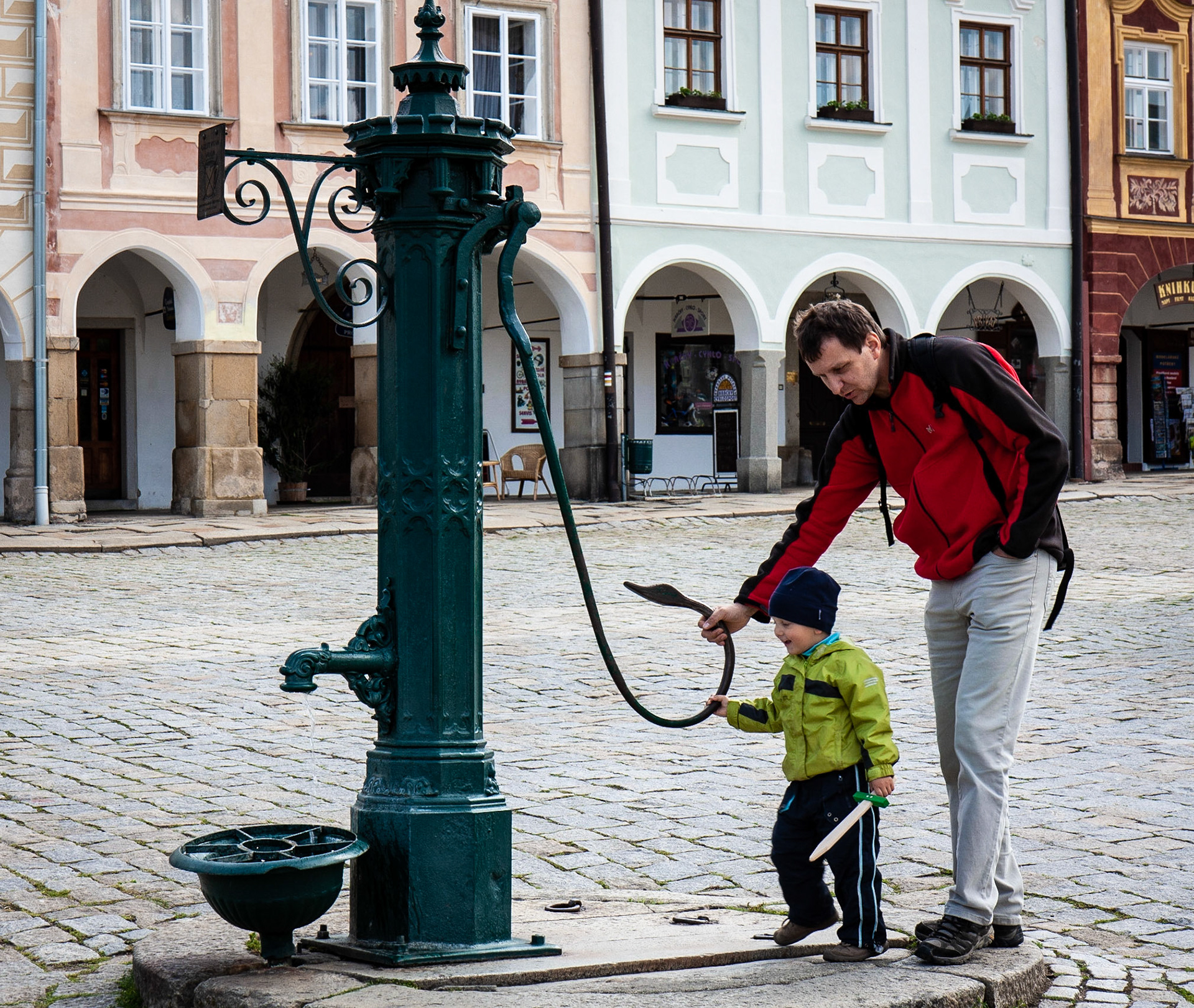 Learning how to pump for water in the Telc town square
