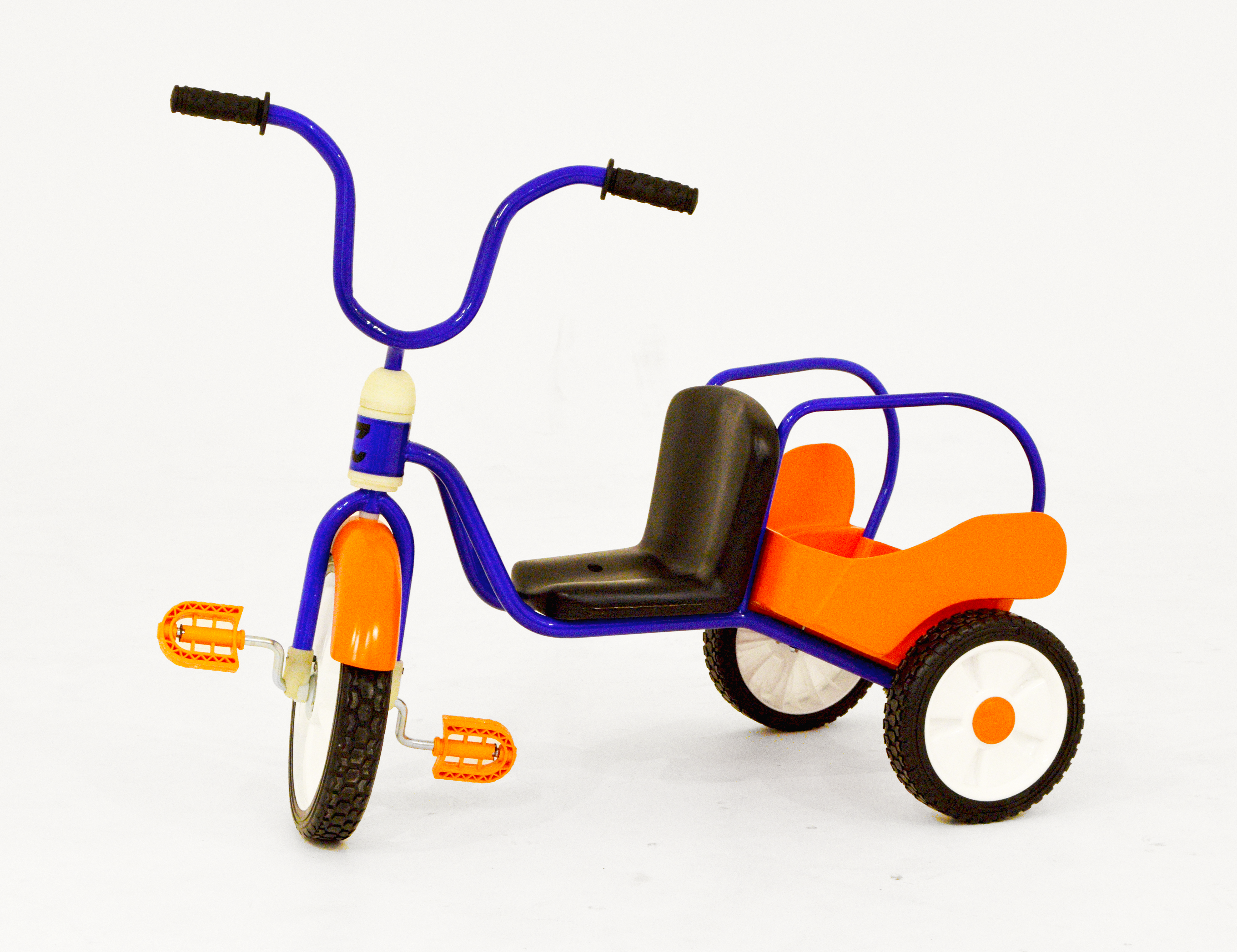 Tricycle with trunk for children (teamwork)