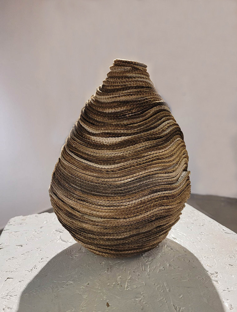 Selda Kozbekçi̇ Ayranpinar, “FORM”, 2023 / Pamuk ip / Tığ İşi - El Boyama / 23 X 15 X 13 cm