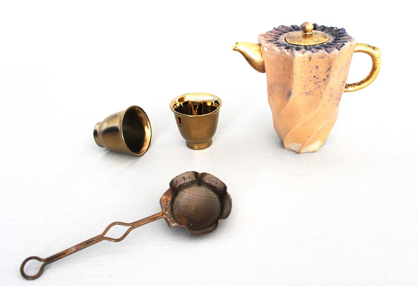 Betül Aytepe "Serinsu Çaydanlığın Hikayesi" (r)10x12x15 cm Döküm Tuz Pişirimi ve 24k Altın Sırüstü Dekorlu Pişirim, 2025
