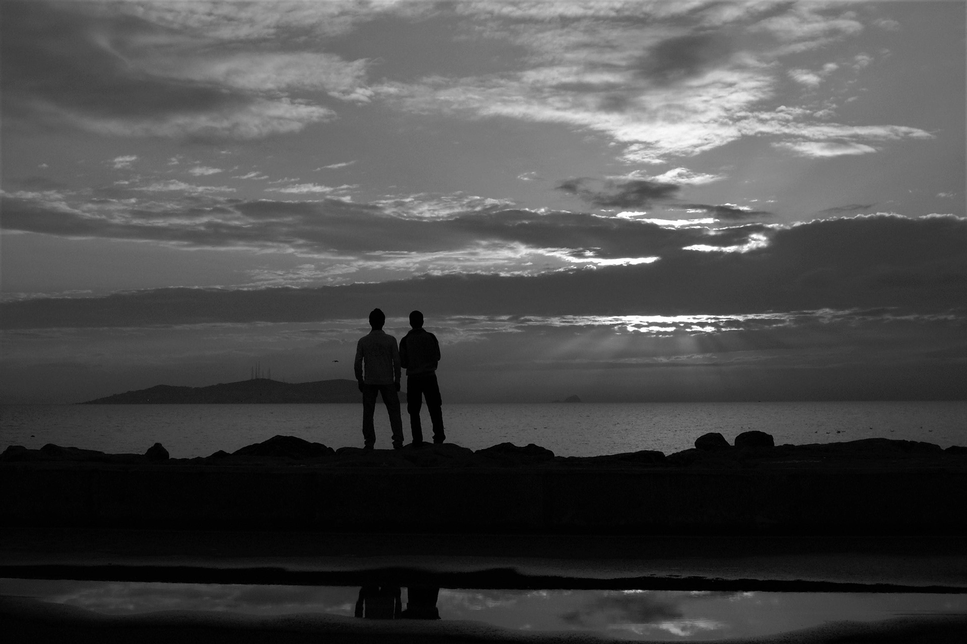 İki Genç, Siyah-beyaz fotoğraf; BOSTANCI-İSTANBUL-2008.