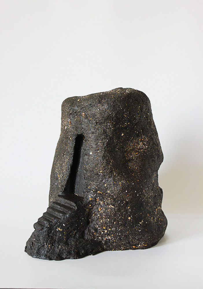 Fadliye Yılmaz, Homesick, Mika ve renkli cam katkılı siyah stoneware, Serbest şekillendirme, 1200 °C, 18x20x25 cm, 2019