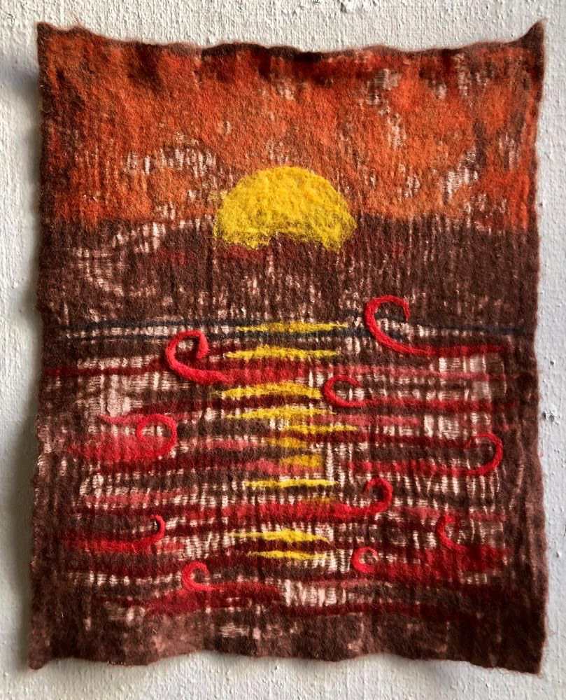 Neslihan Yaşar, İzmir'de Günbatımı-2022,Teknik: Çift katlı özgün ipek dokuma, ıslak keçe. Malzeme: İpek, keten, yün. Boyut: 45cm x 35cm.
