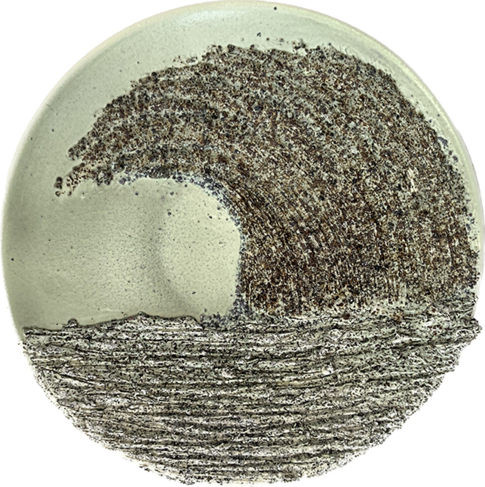 Mustafa Erden, Eser adı; Tsunami, Malzeme ve Teknik ; Metal partikül katkılı porselen çamuru kullanıldı. 1250C derecede pişirilmiştir. Kalıp ve serbest el ile şekillendirildi. Eser boyutu; Çap 52cm, yükseklik 8cm.