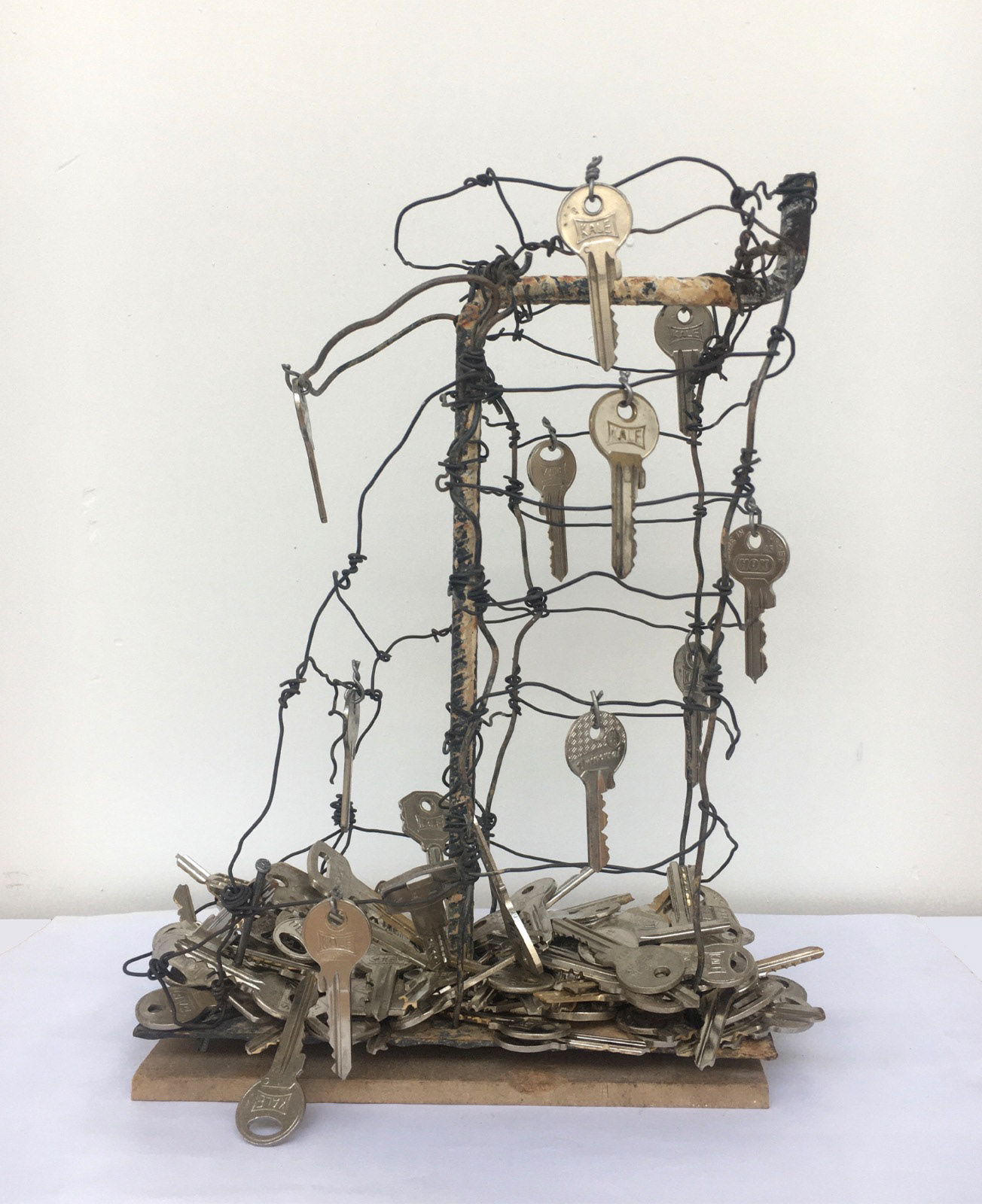 Evsiz Yurtsuz : 35x20x10cm. Heykel
